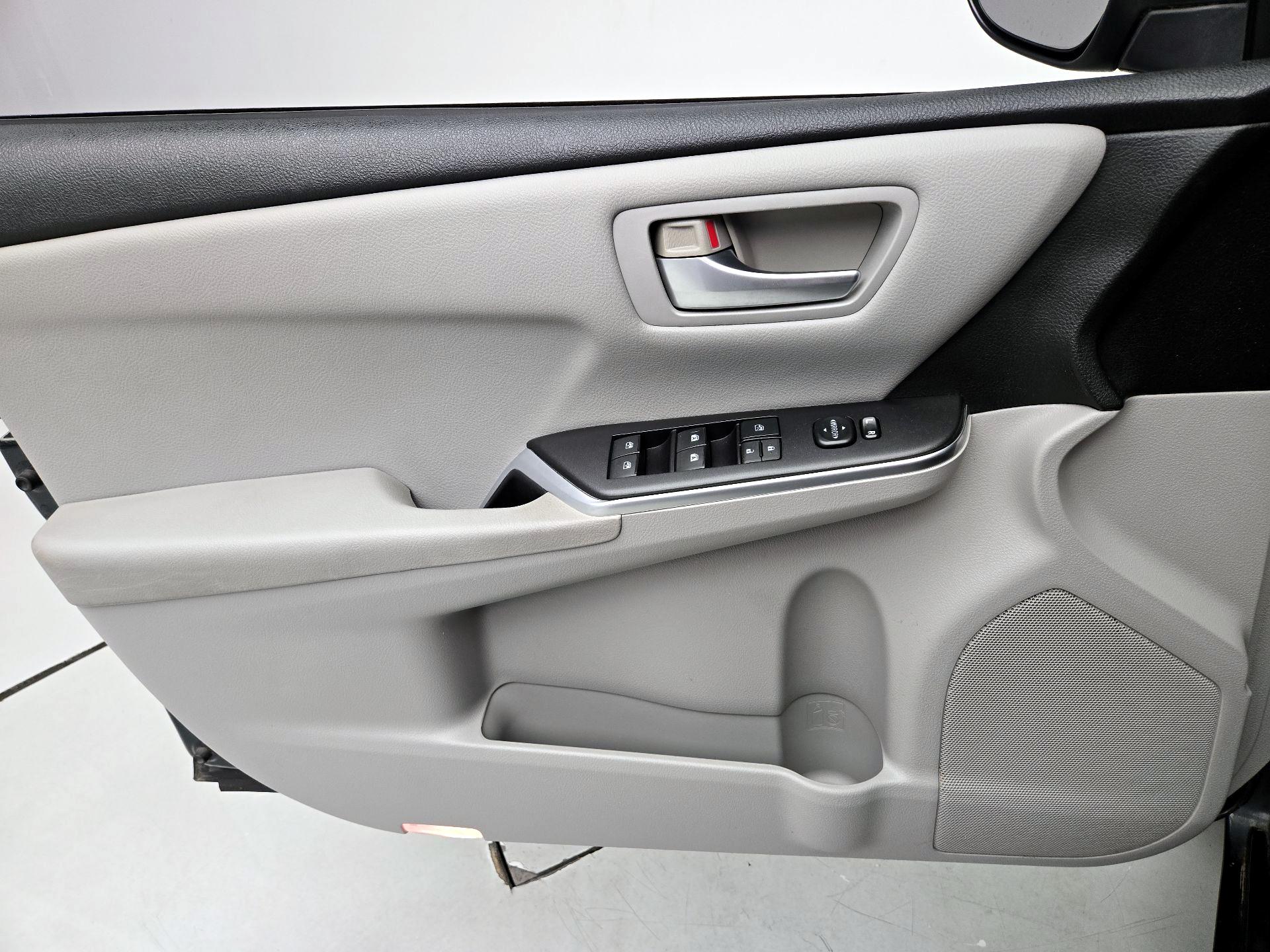 Thumbnail: 2016 Toyota Camry - 12