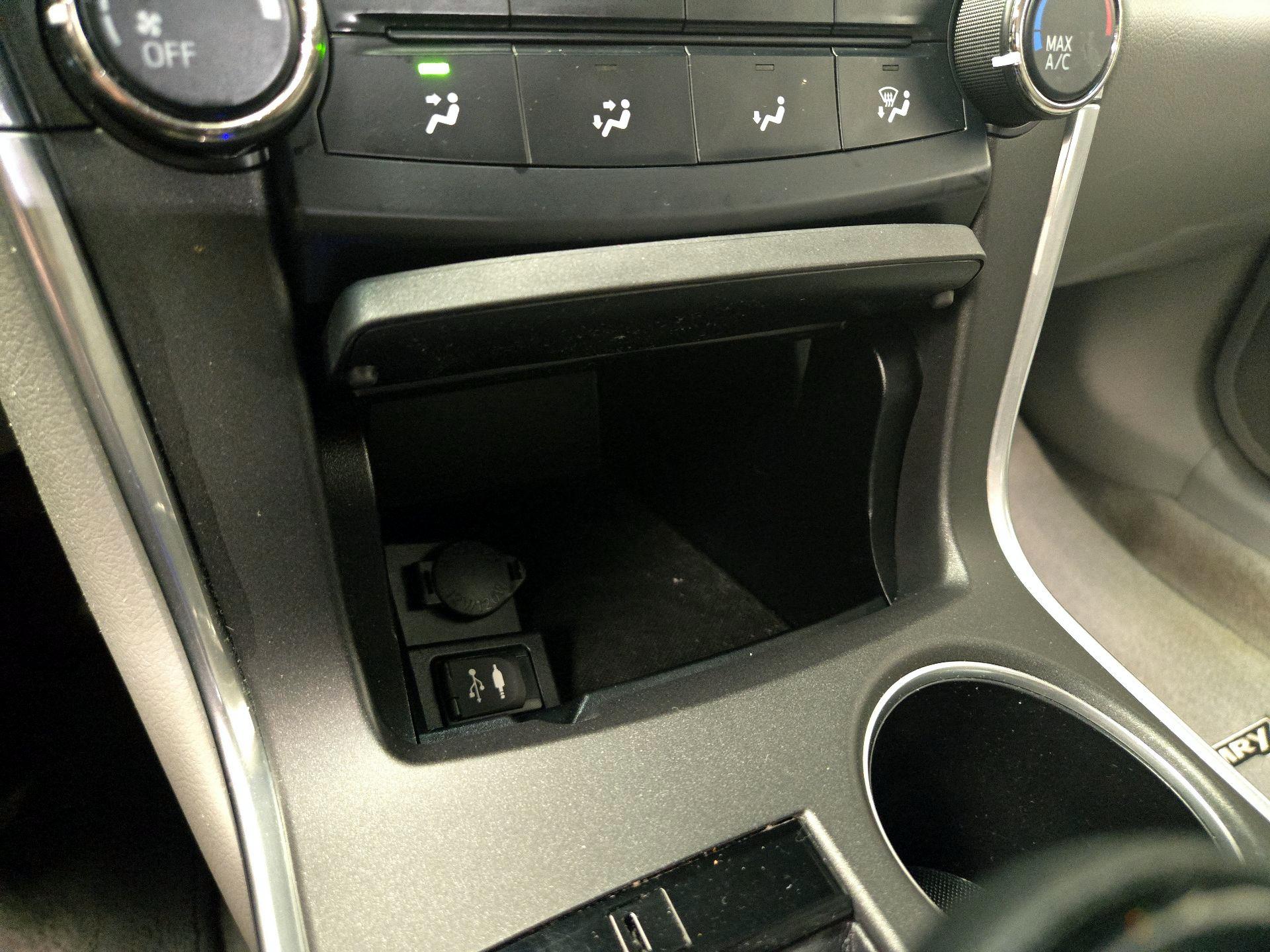 Thumbnail: 2016 Toyota Camry - 18