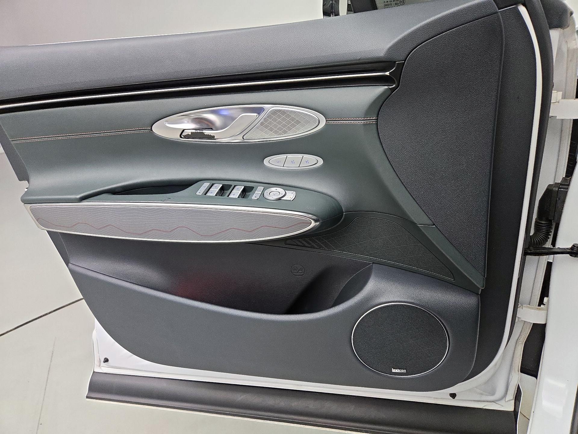 Thumbnail: 2022 Genesis GV70 - 12