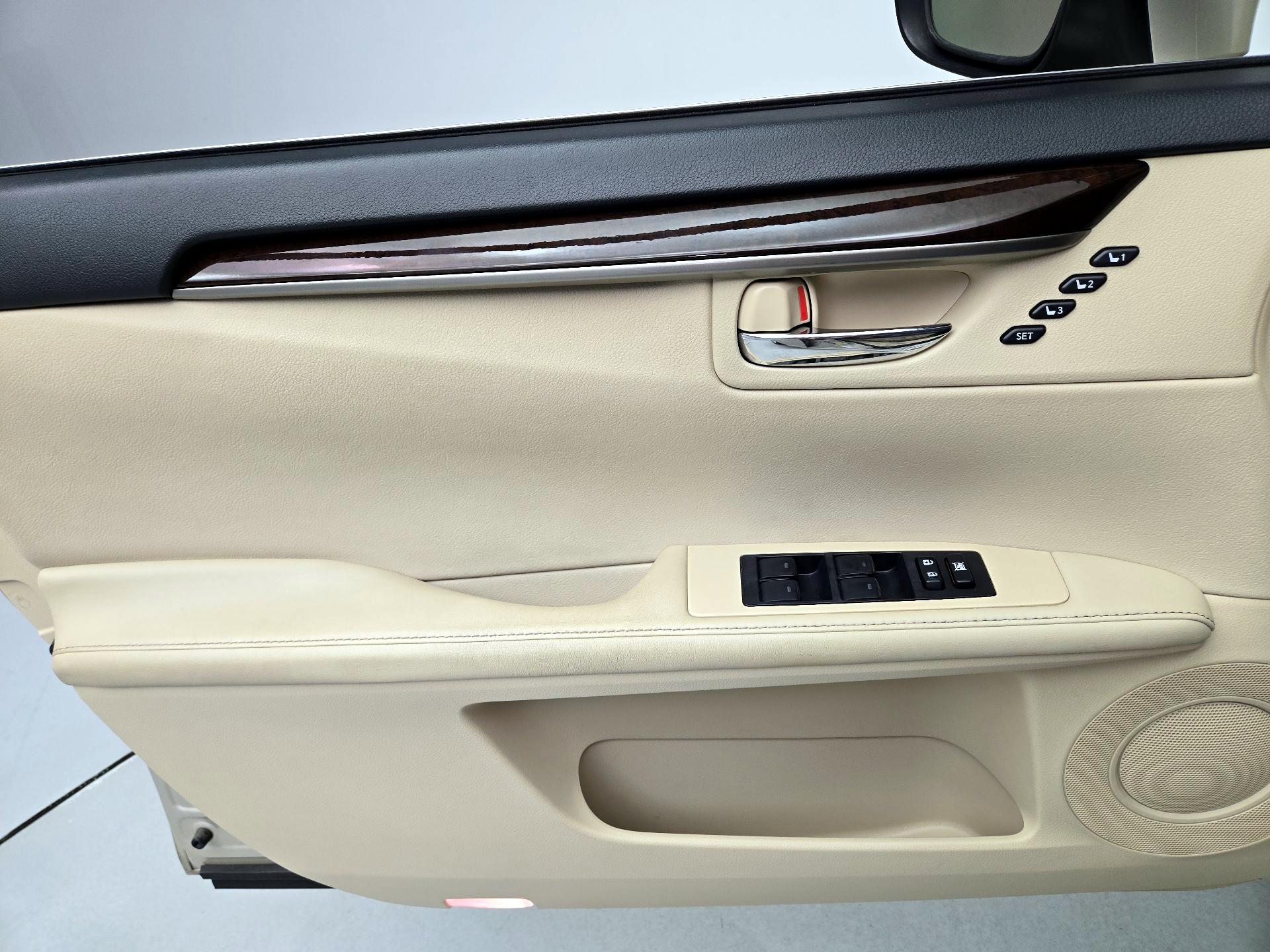 Thumbnail: 2015 Lexus ES - 12
