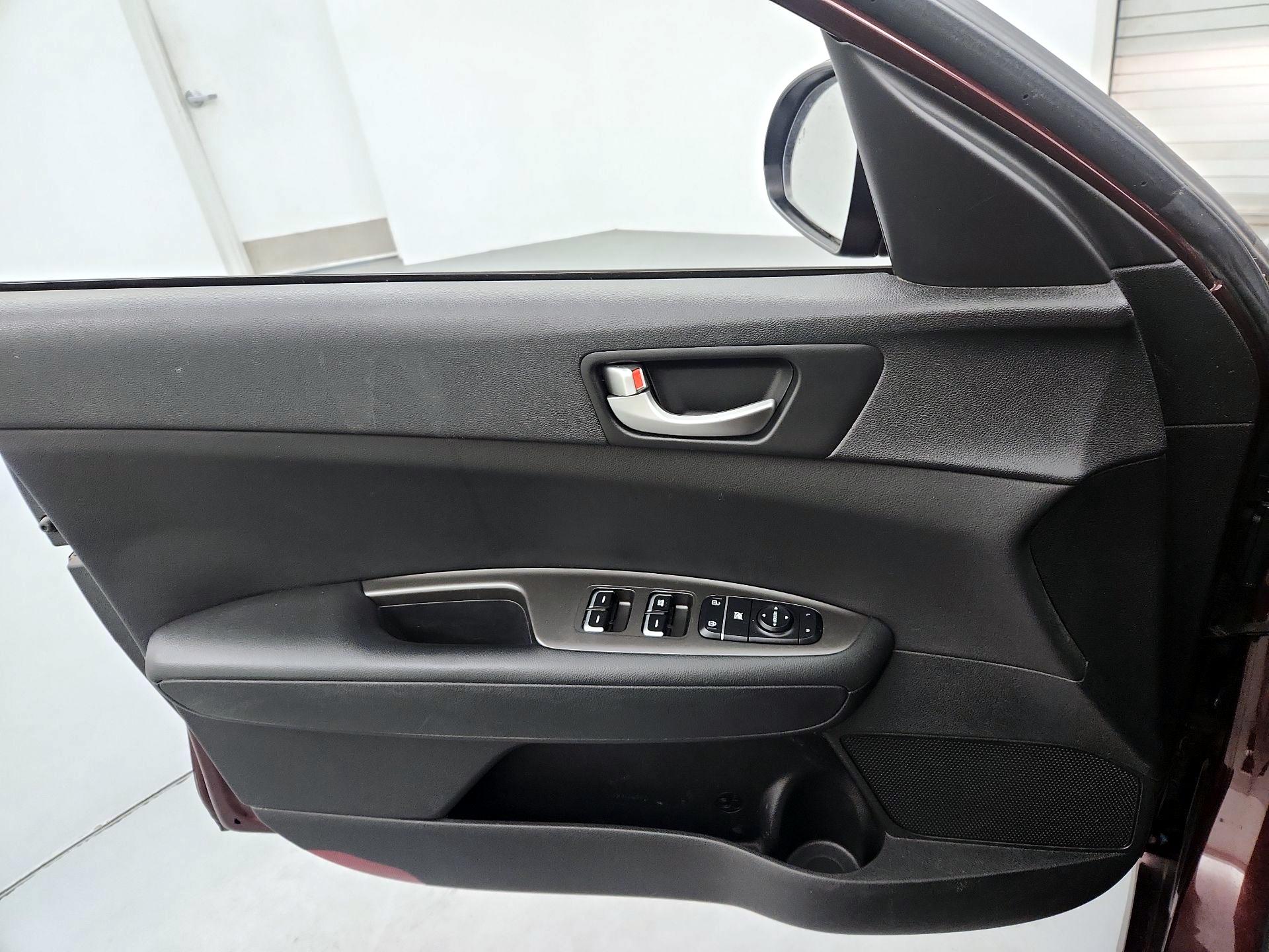 Thumbnail: 2020 Kia Optima - 12