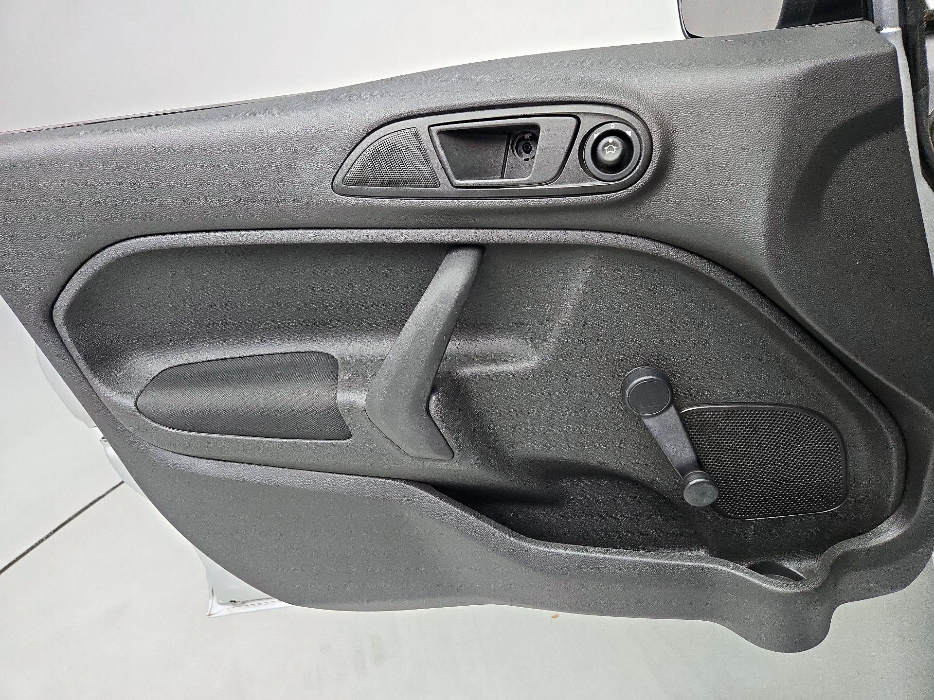 Thumbnail: 2016 Ford Fiesta - 12