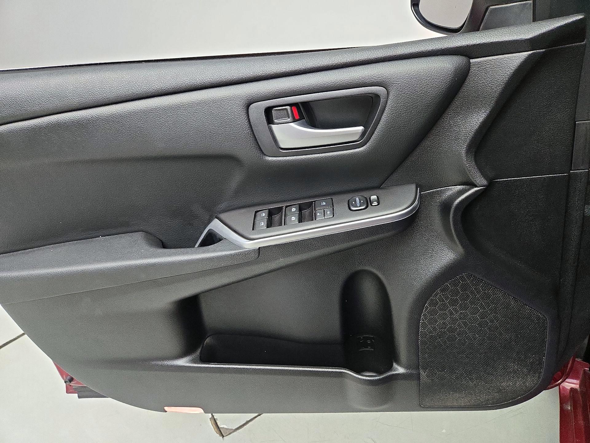 Thumbnail: 2016 Toyota Camry - 12