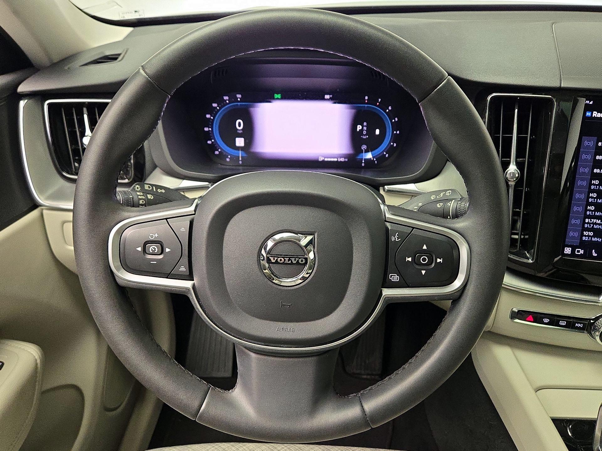 Thumbnail: 2022 Volvo XC60 - 10