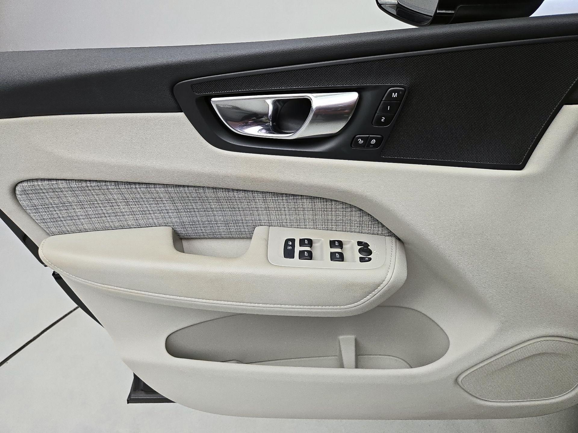 Thumbnail: 2022 Volvo XC60 - 12