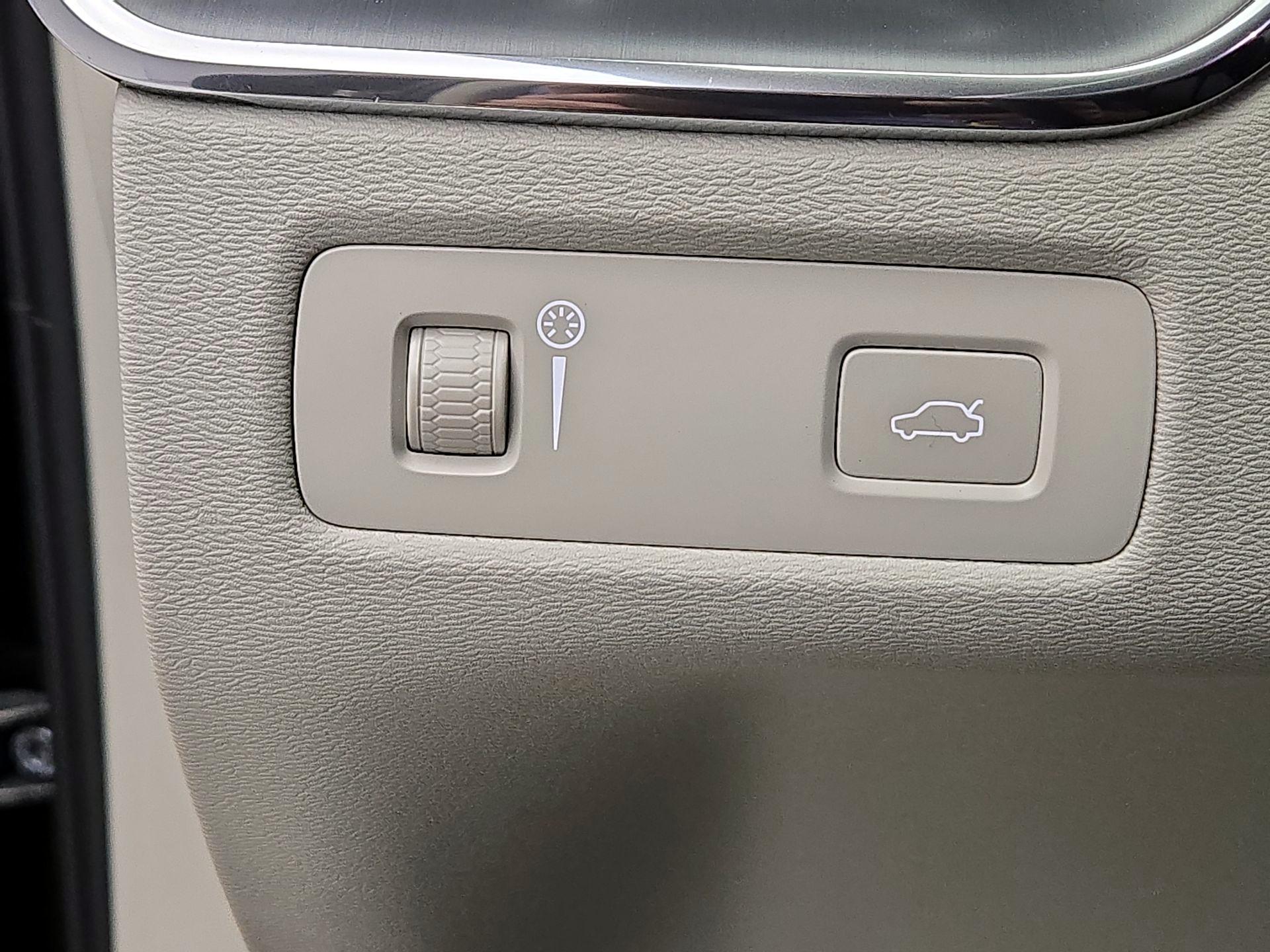 Thumbnail: 2022 Volvo XC60 - 13