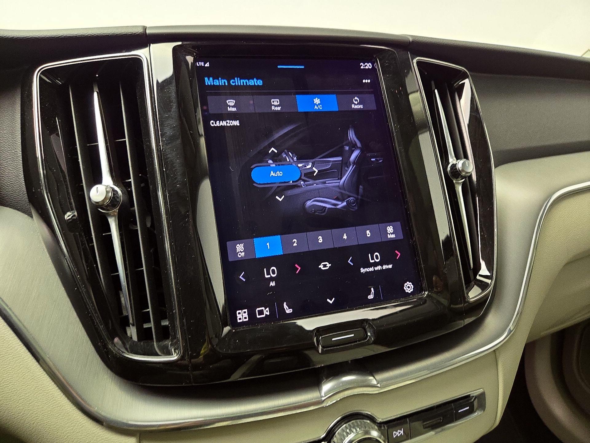 Thumbnail: 2022 Volvo XC60 - 16