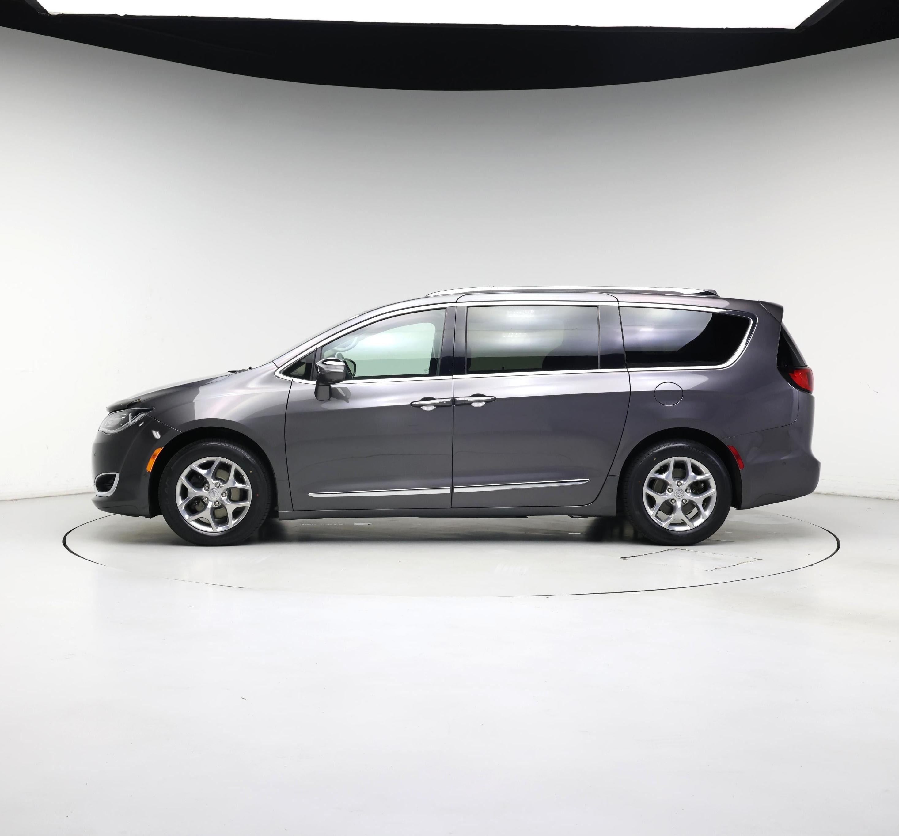 Thumbnail: 2017 Chrysler Pacifica - 3