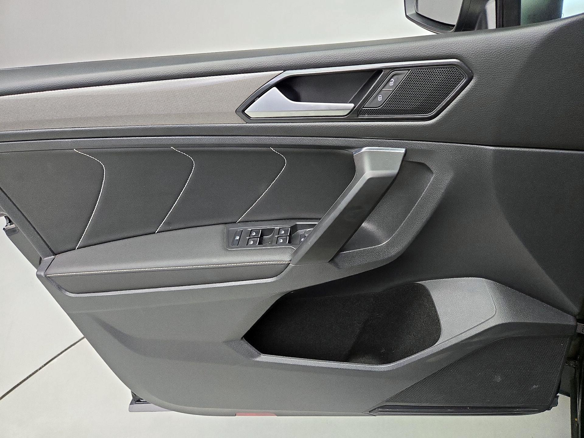 Thumbnail: 2023 Volkswagen Tiguan - 12