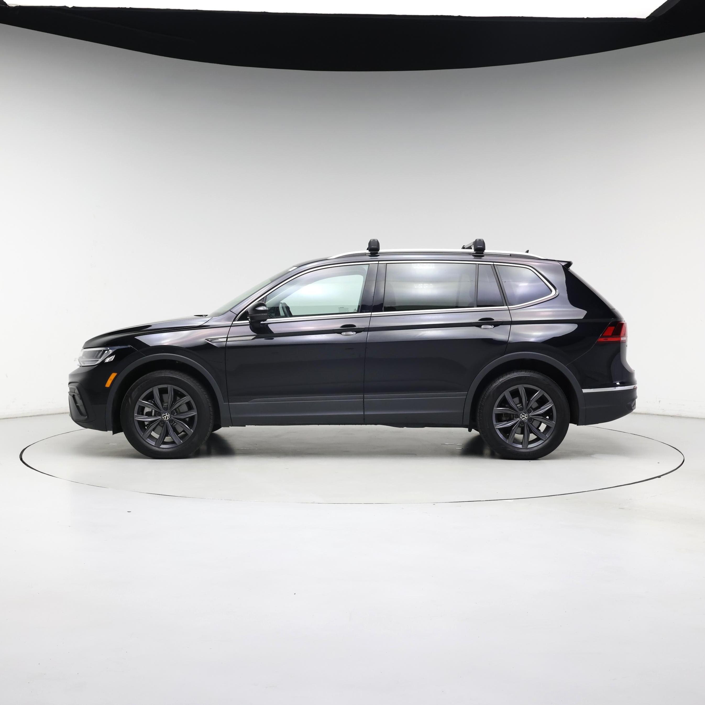 Thumbnail: 2023 Volkswagen Tiguan - 3