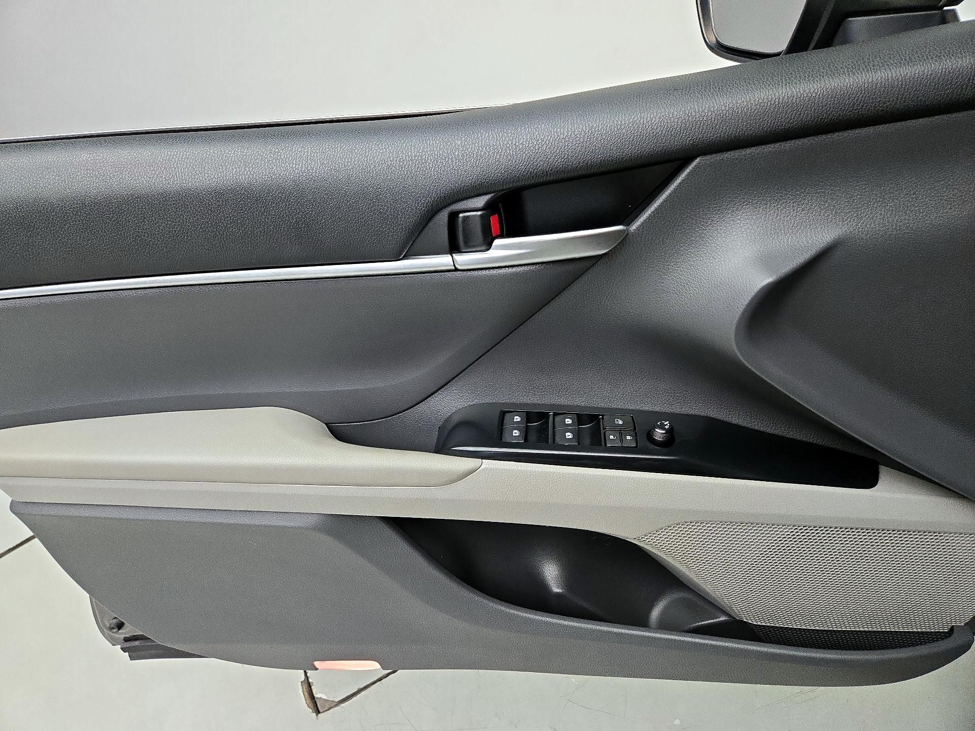 Thumbnail: 2019 Toyota Camry - 12