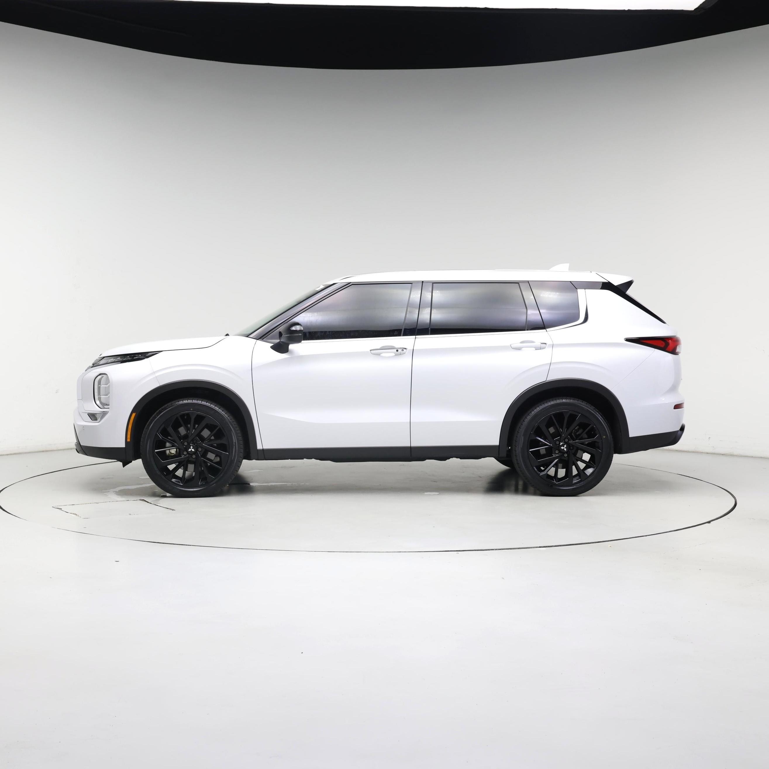 Thumbnail: 2022 Mitsubishi Outlander - 3