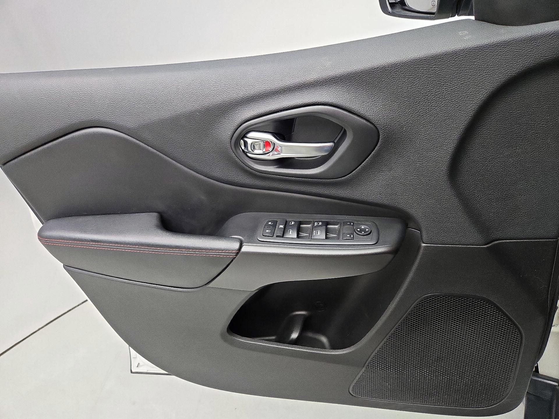 Thumbnail: 2019 Jeep Cherokee - 12