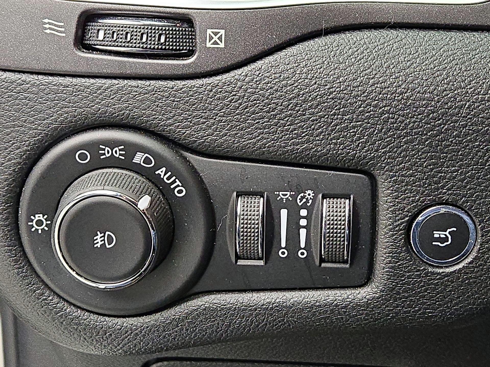 Thumbnail: 2019 Jeep Cherokee - 13