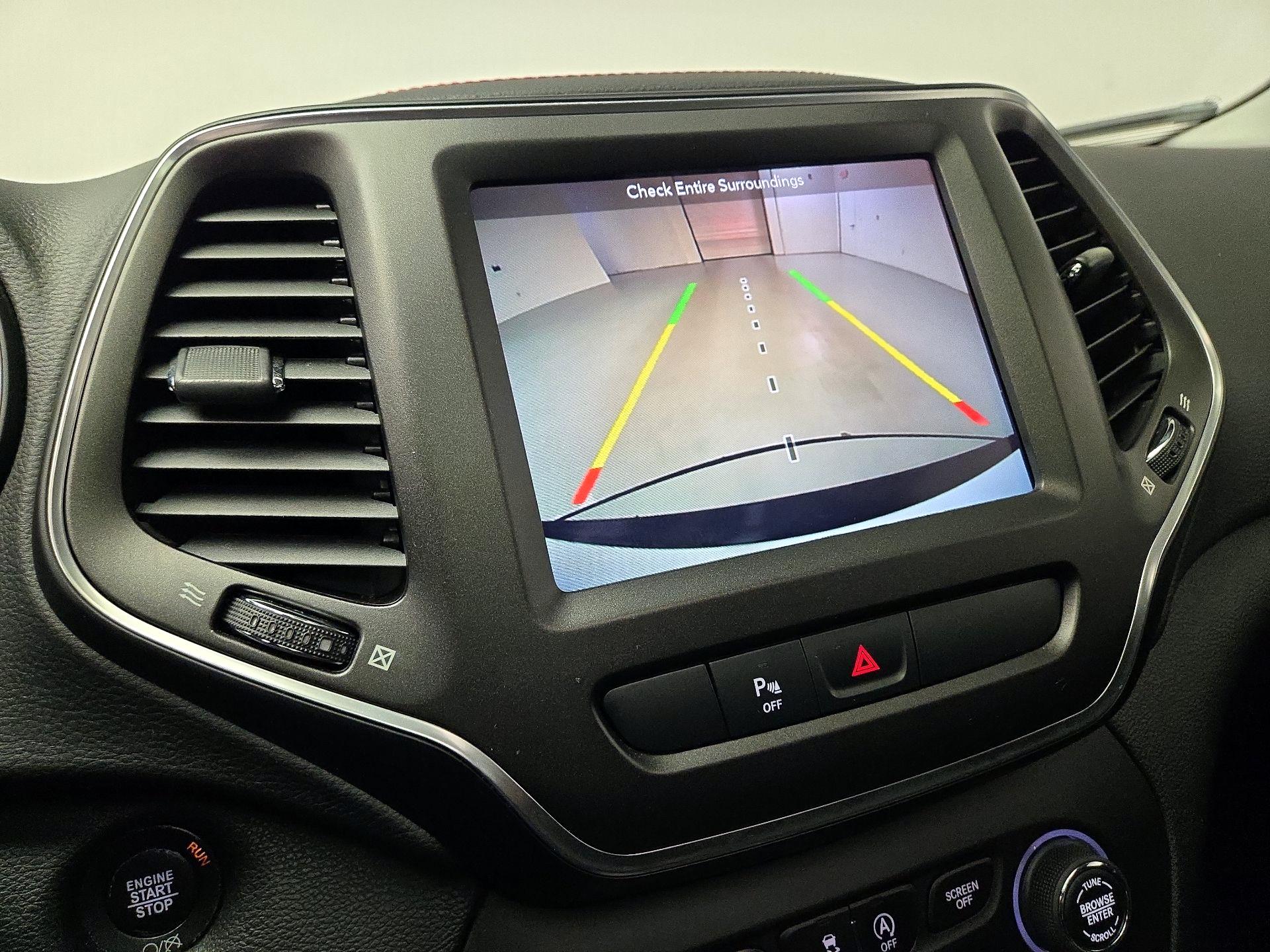 Thumbnail: 2019 Jeep Cherokee - 15