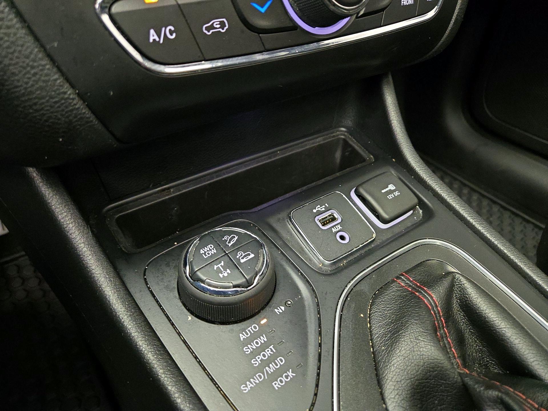 Thumbnail: 2019 Jeep Cherokee - 19