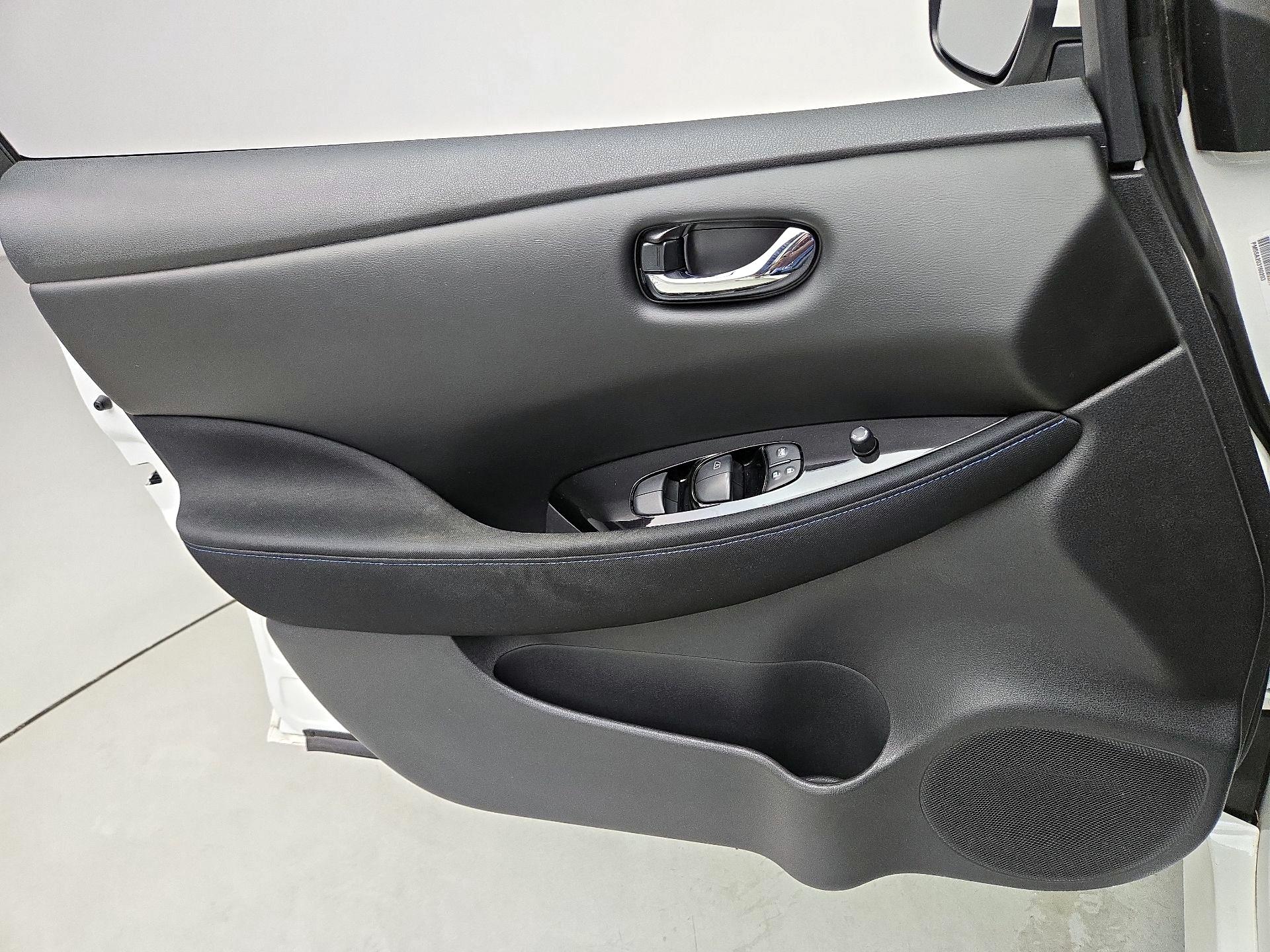 Thumbnail: 2020 Nissan Leaf - 12