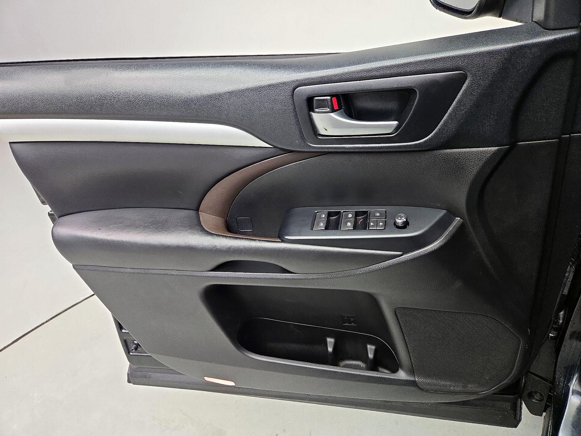 Thumbnail: 2018 Toyota Highlander - 12