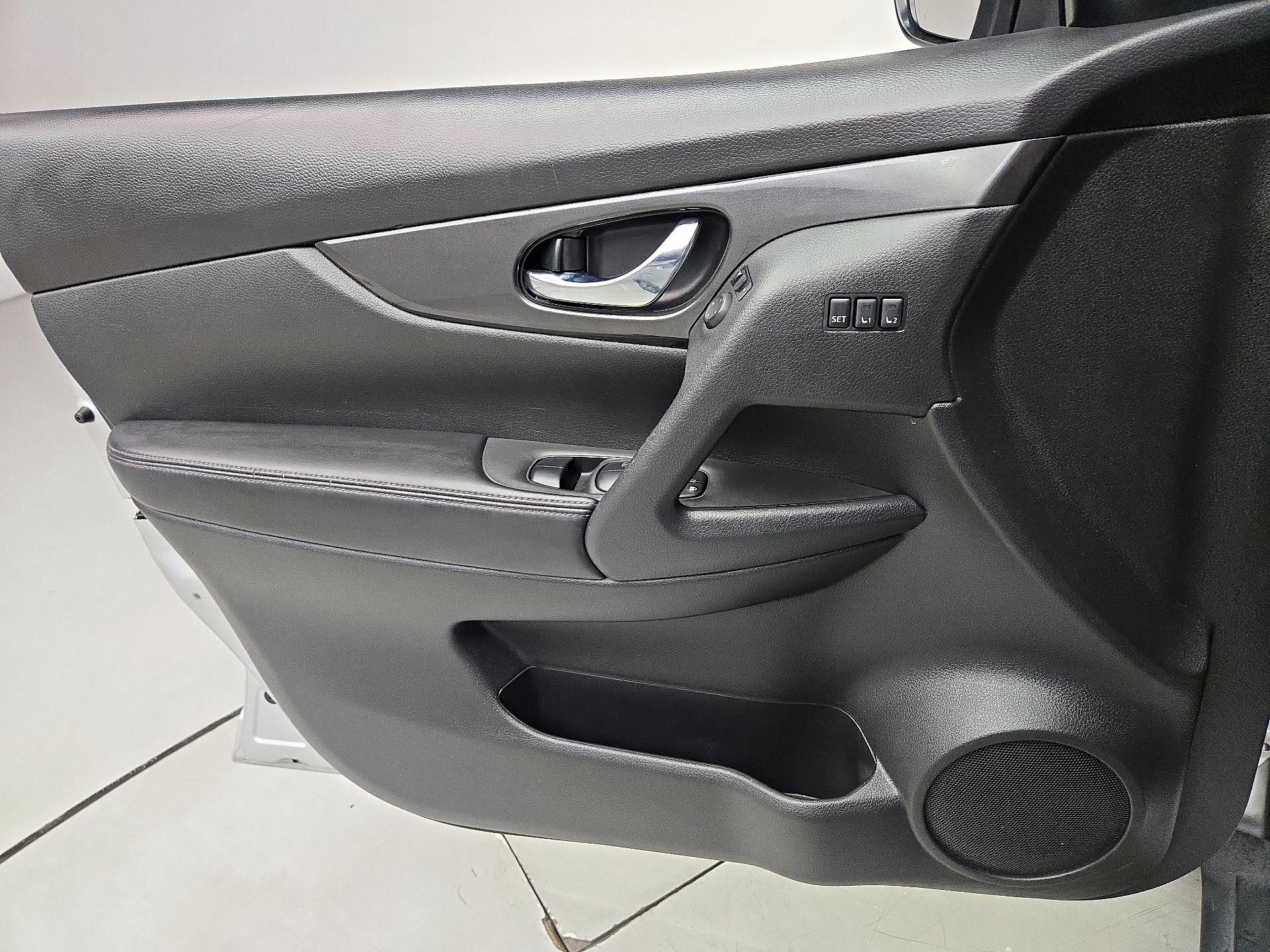 Thumbnail: 2020 Nissan Rogue - 12