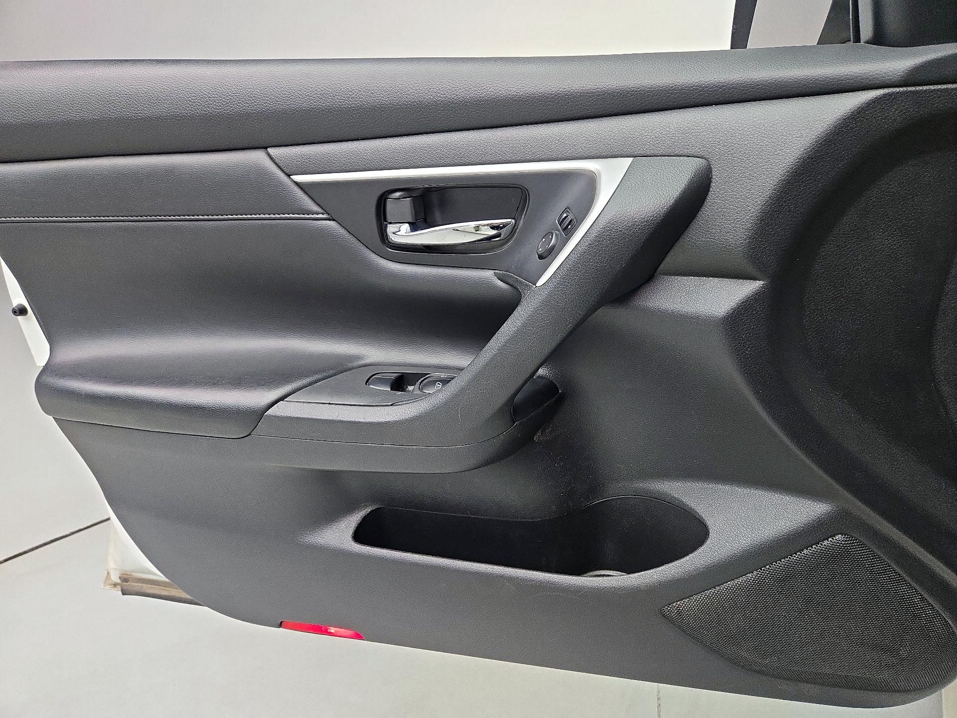 Thumbnail: 2017 Nissan Altima - 12