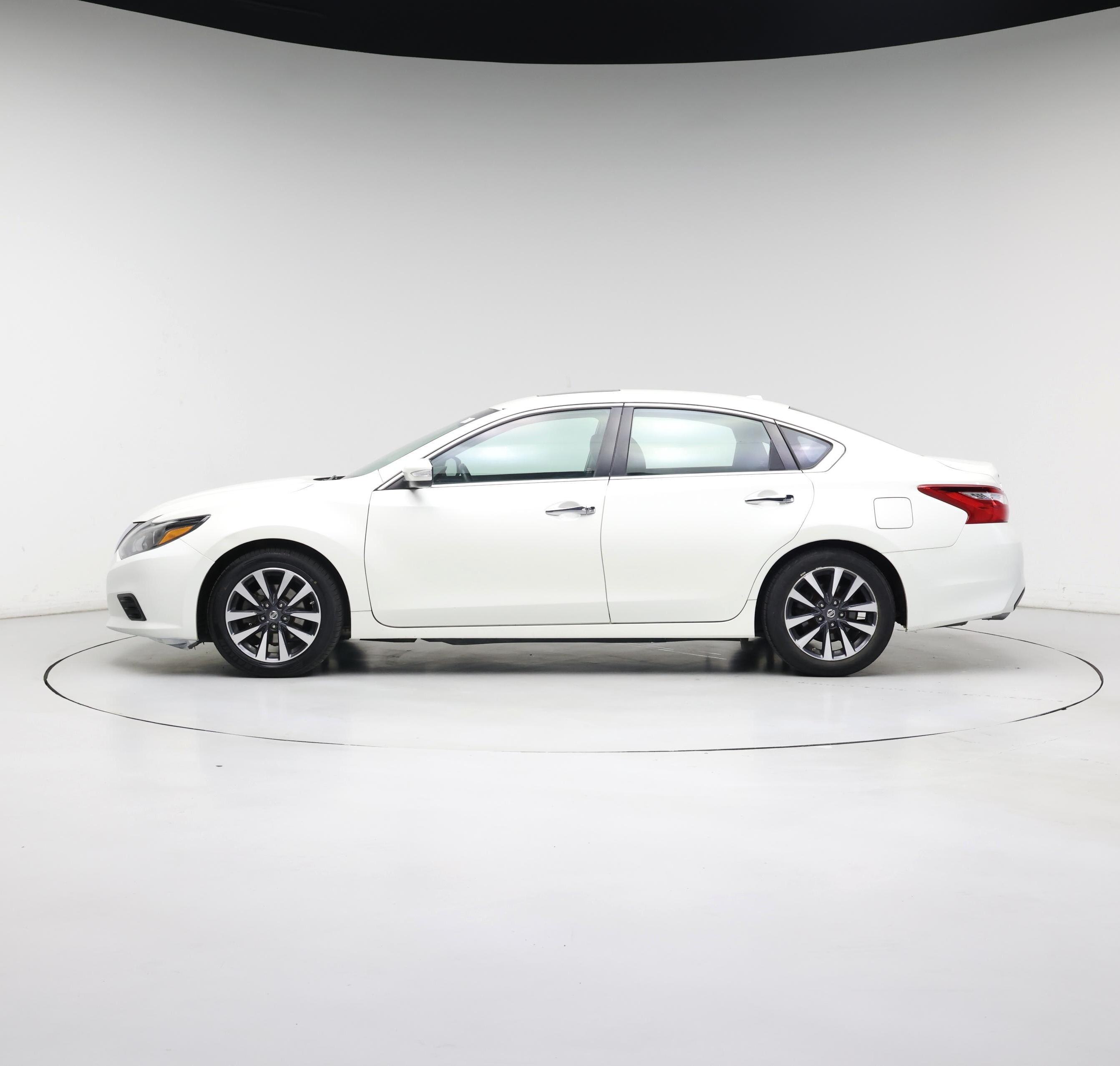 Thumbnail: 2017 Nissan Altima - 3