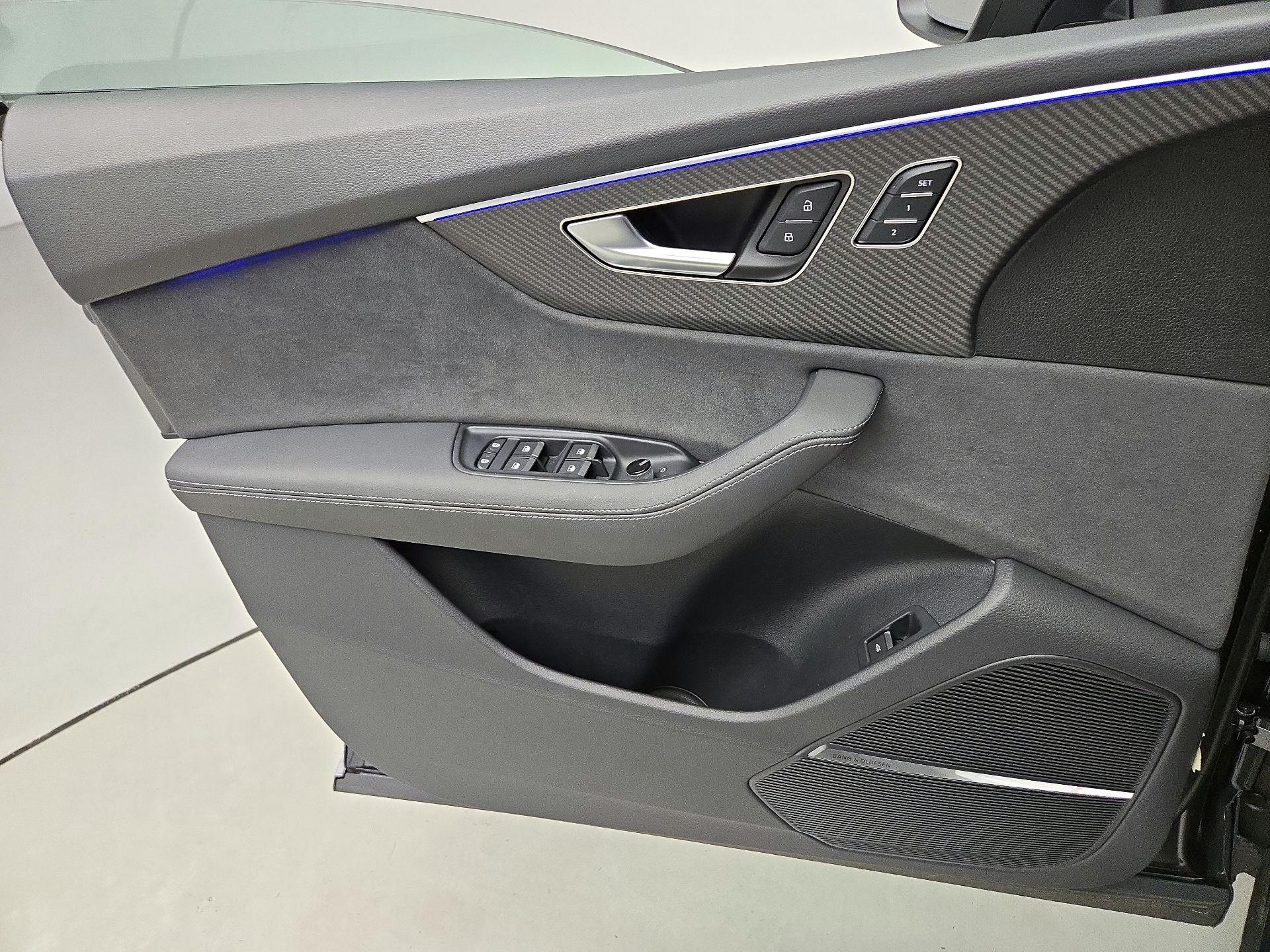 Thumbnail: 2025 Audi SQ8 - 12