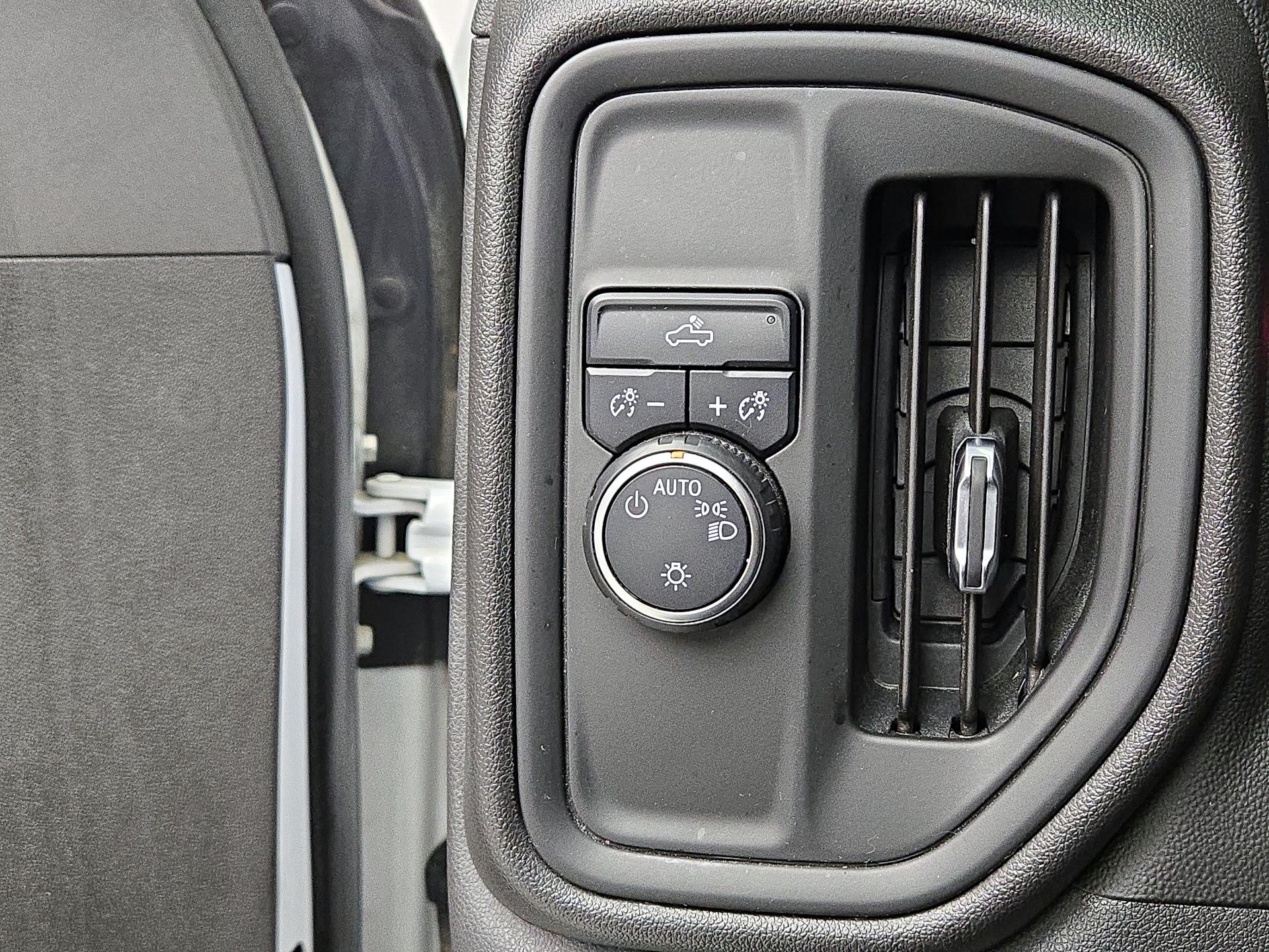 Thumbnail: 2020 Chevrolet Silverado 1500 - 13