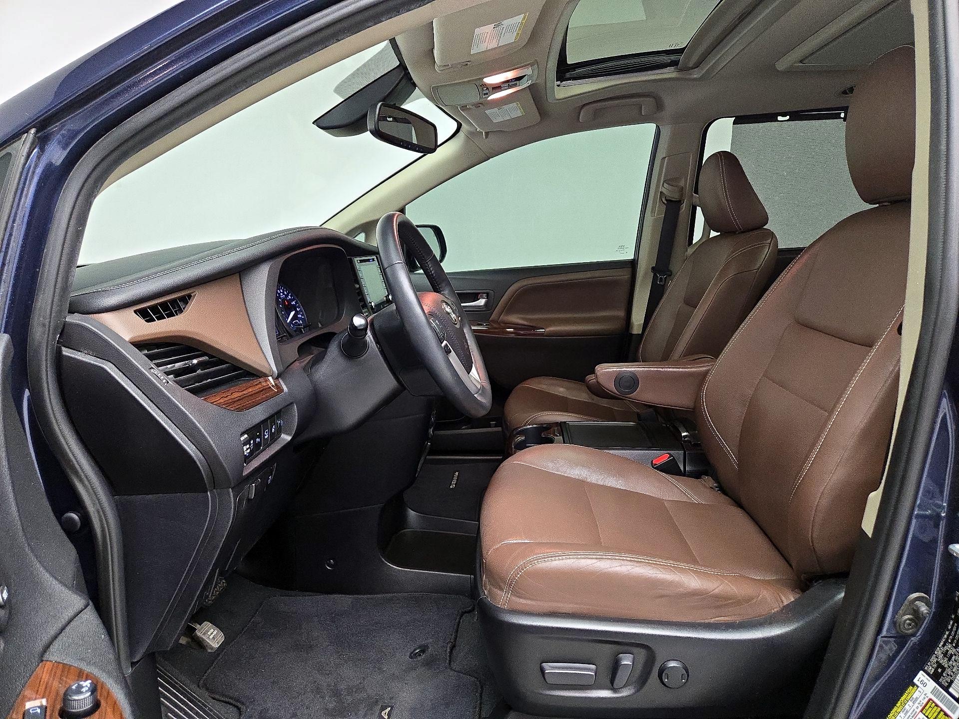 Thumbnail: 2020 Toyota Sienna - 11