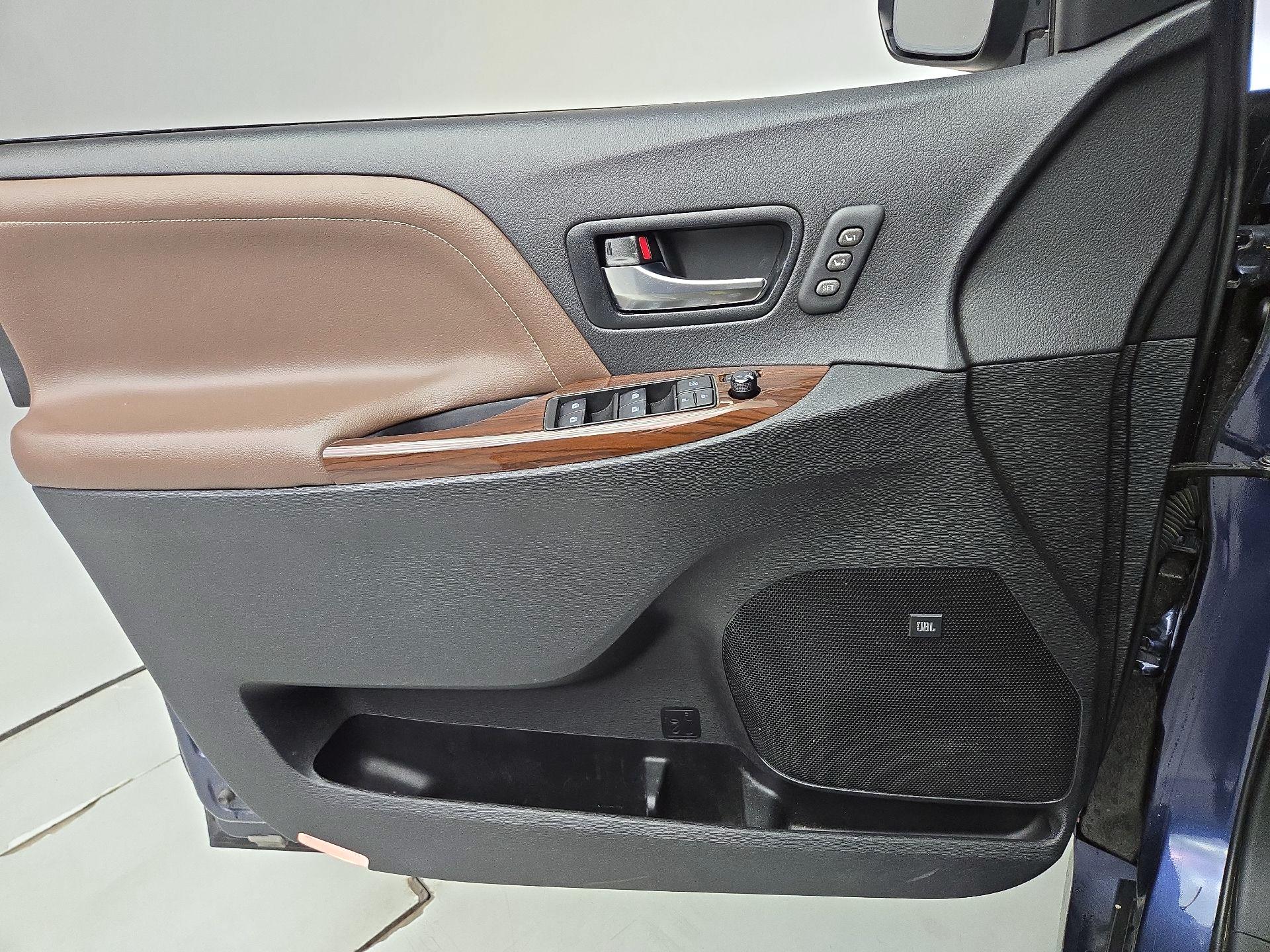 Thumbnail: 2020 Toyota Sienna - 12