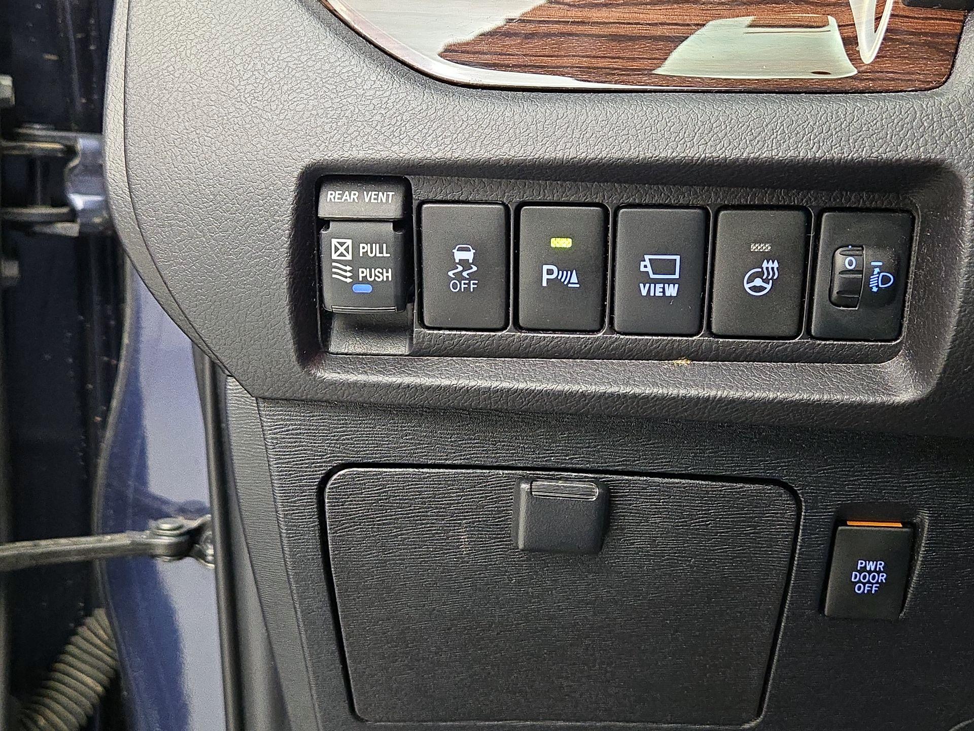 Thumbnail: 2020 Toyota Sienna - 13