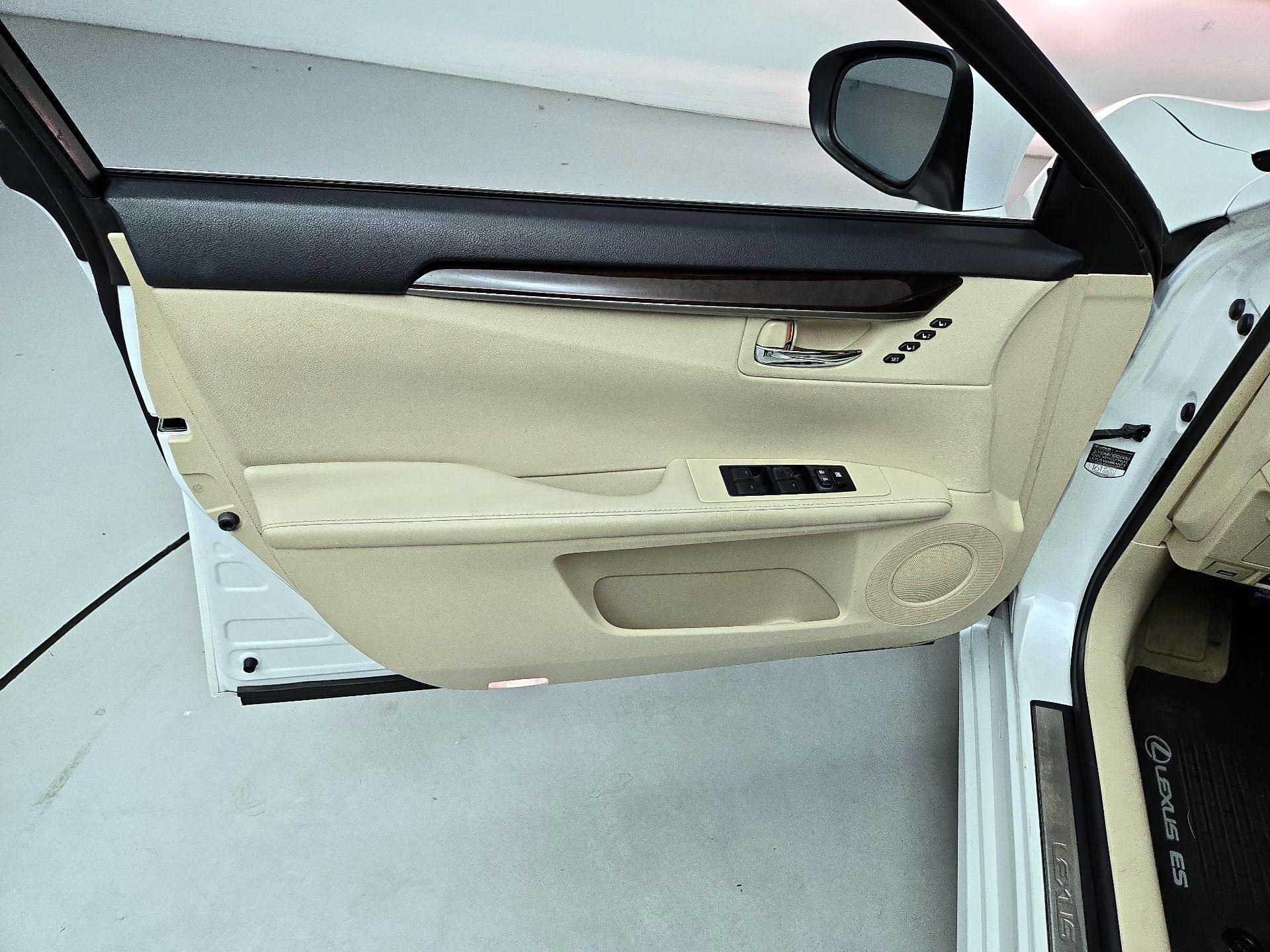 Thumbnail: 2015 Lexus ES - 12