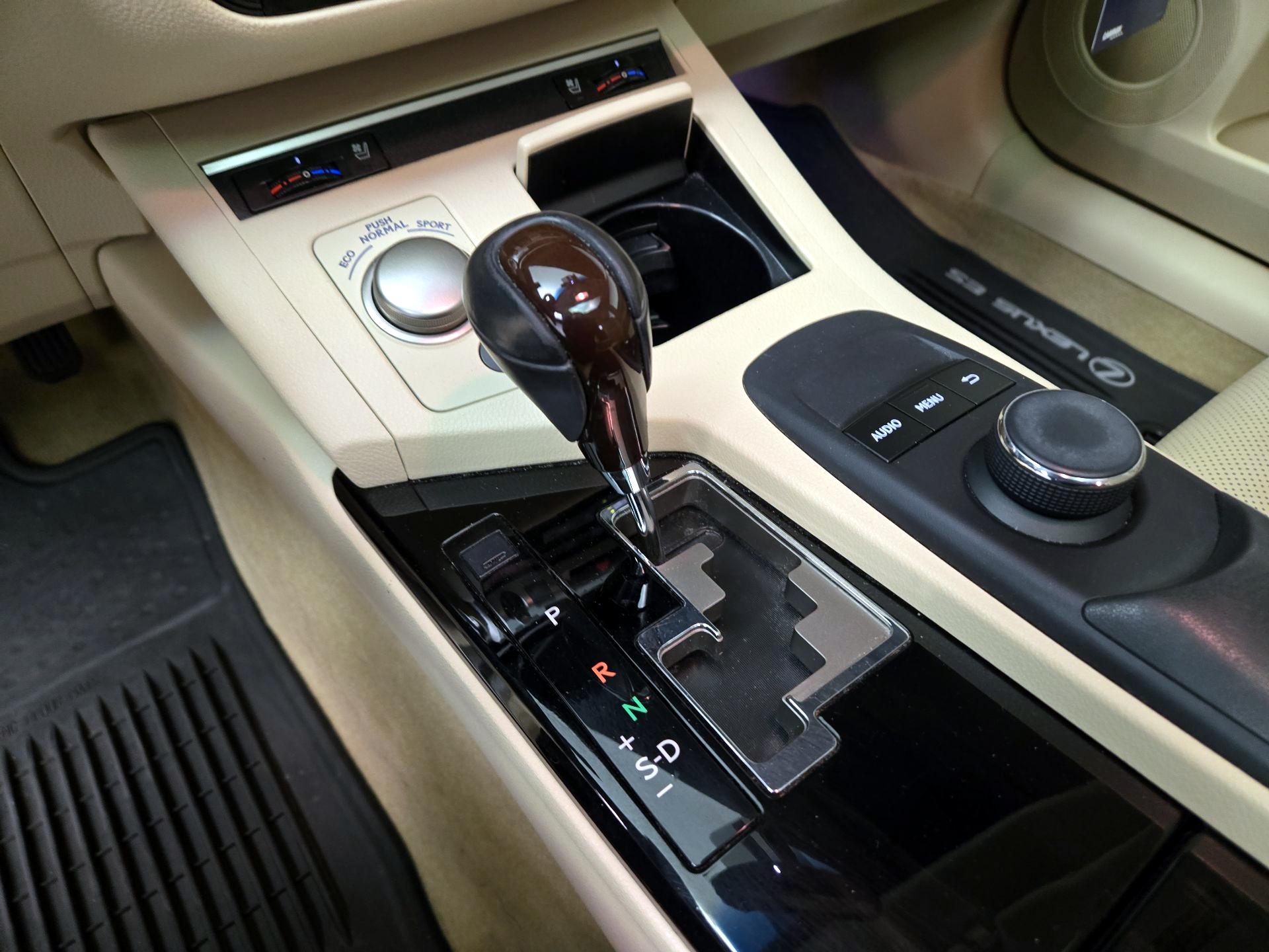 Thumbnail: 2015 Lexus ES - 17