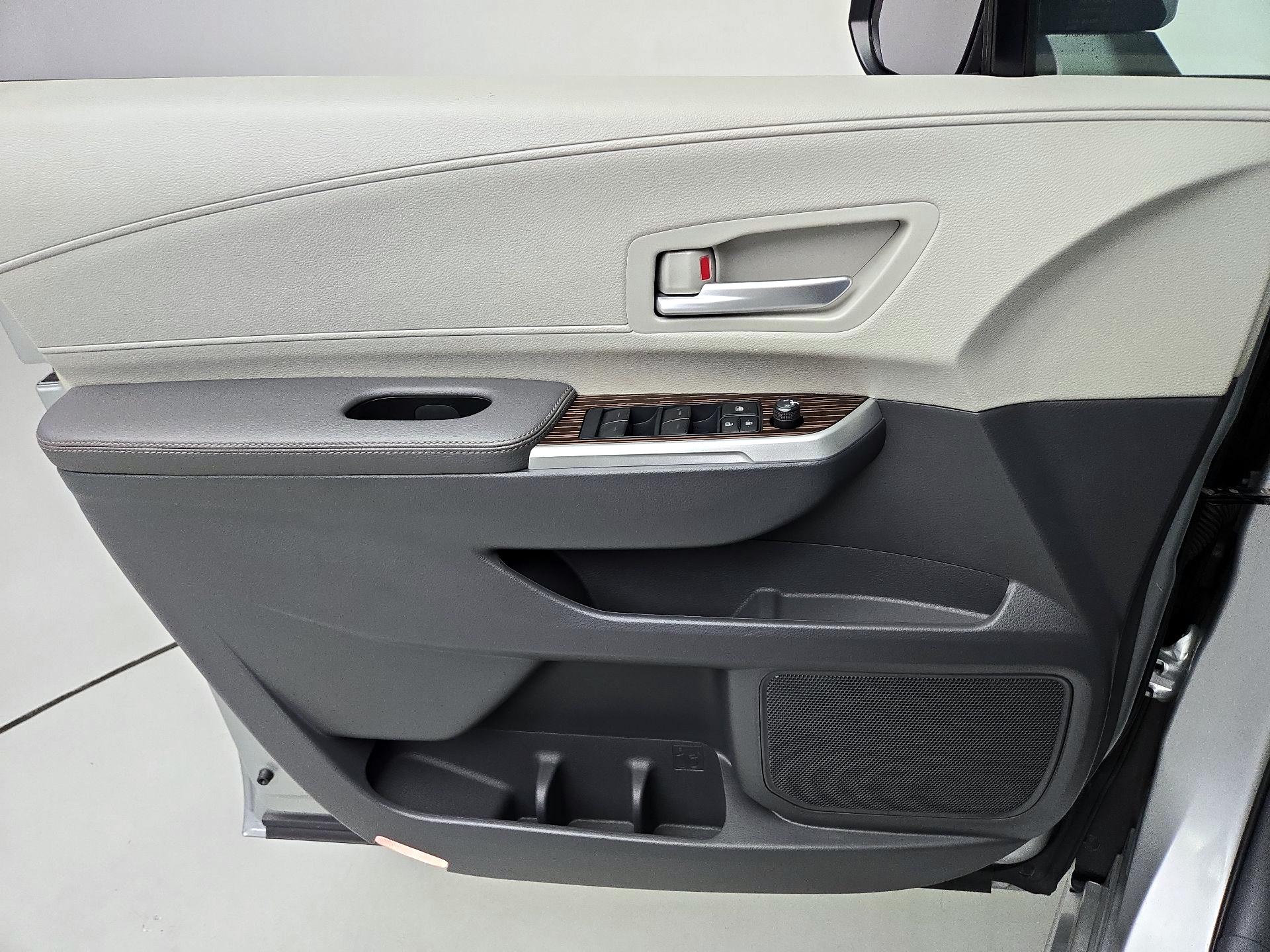 Thumbnail: 2023 Toyota Sienna - 12