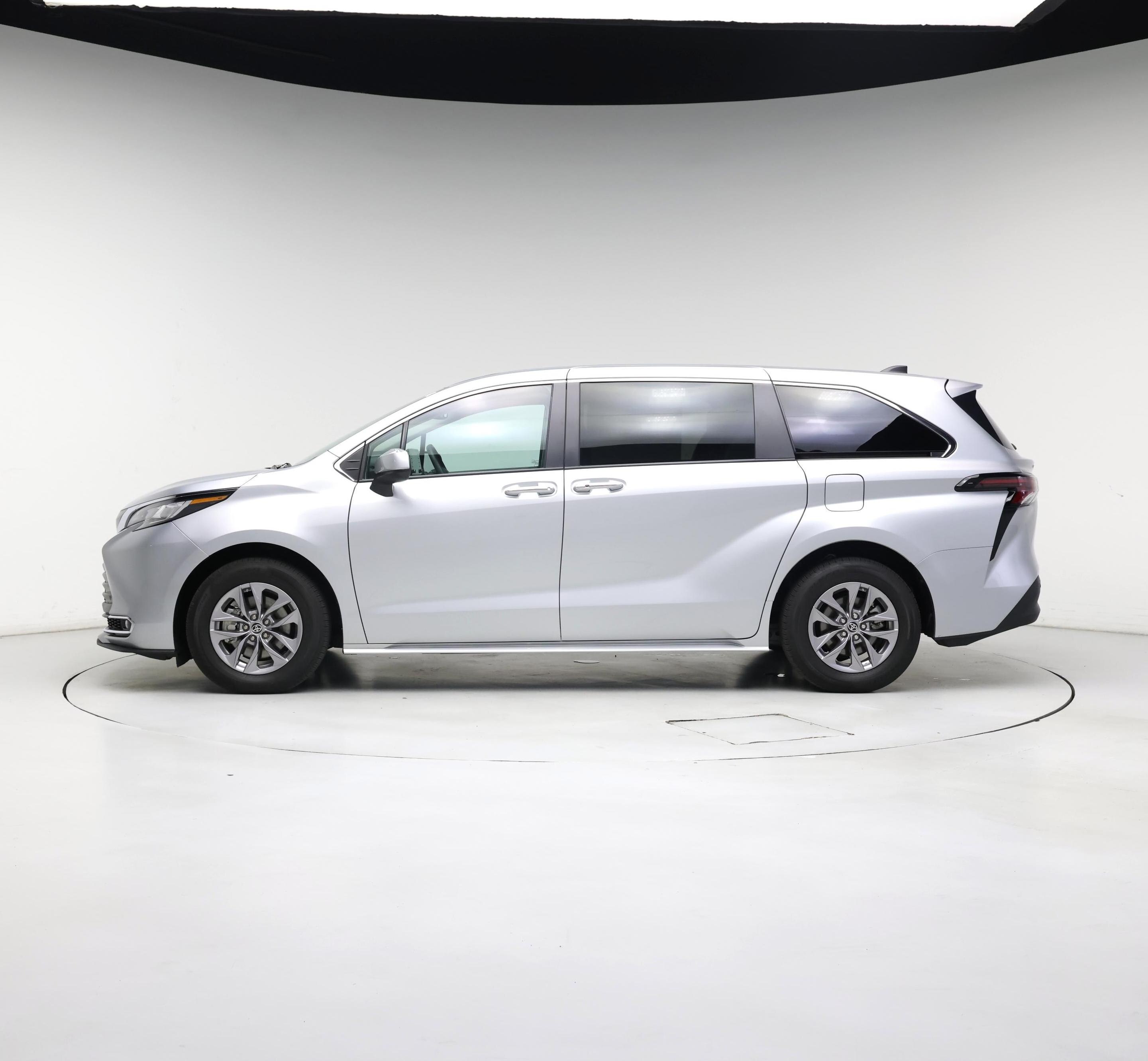 Thumbnail: 2023 Toyota Sienna - 3