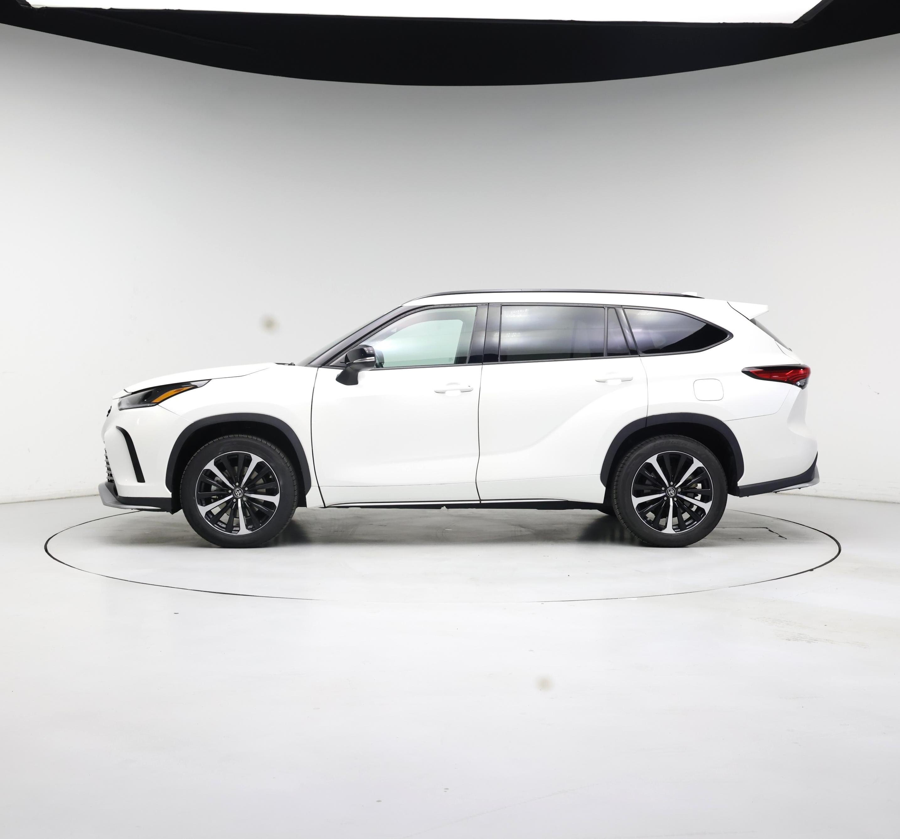 Thumbnail: 2021 Toyota Highlander - 3