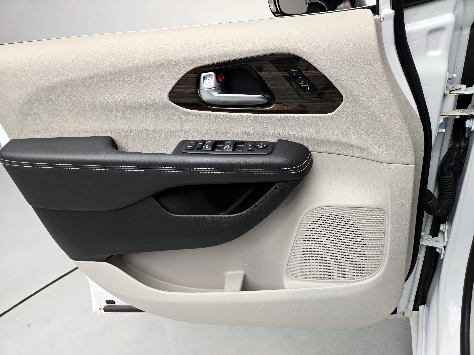 Thumbnail: 2024 Chrysler Pacifica - 12