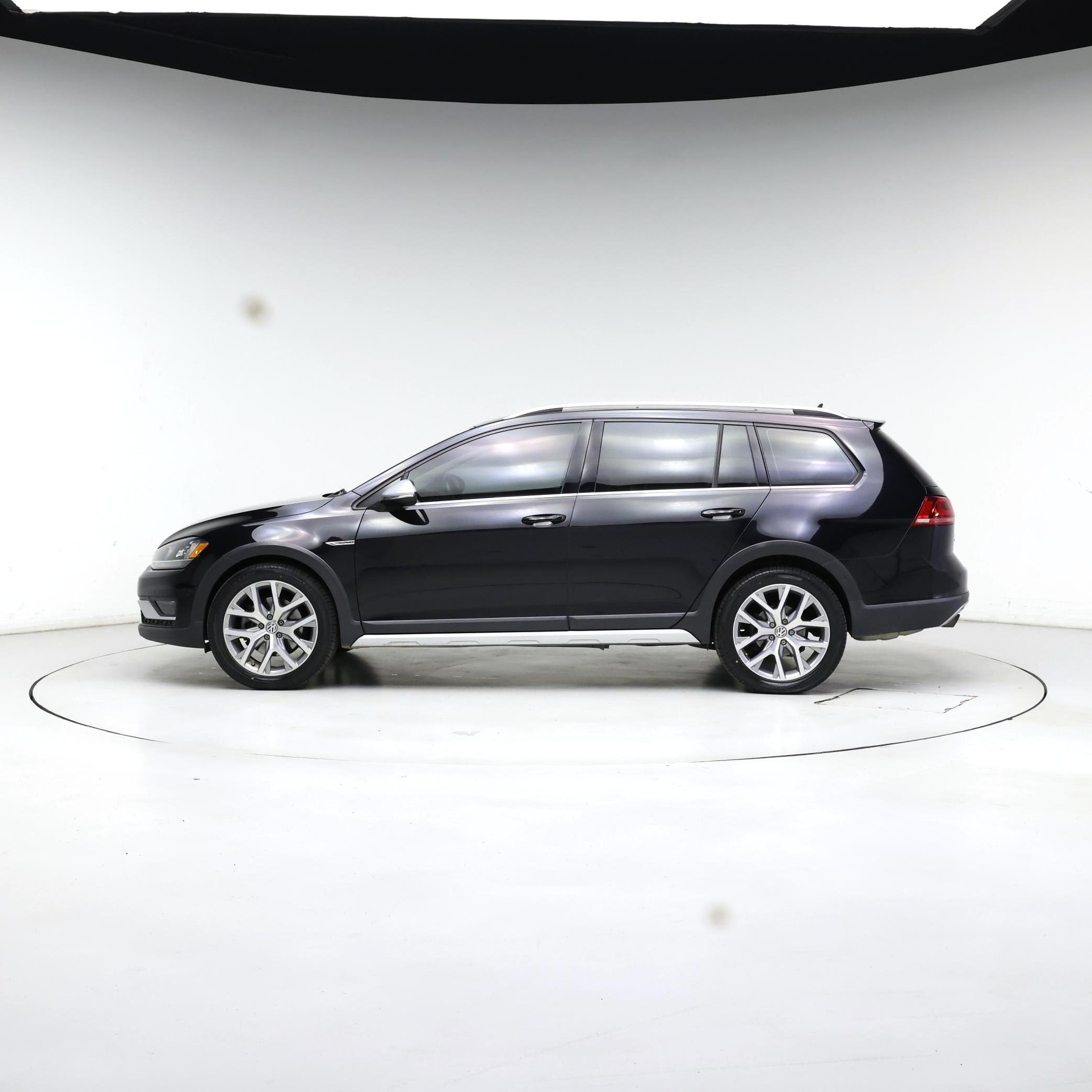 Thumbnail: 2017 Volkswagen Golf - 3