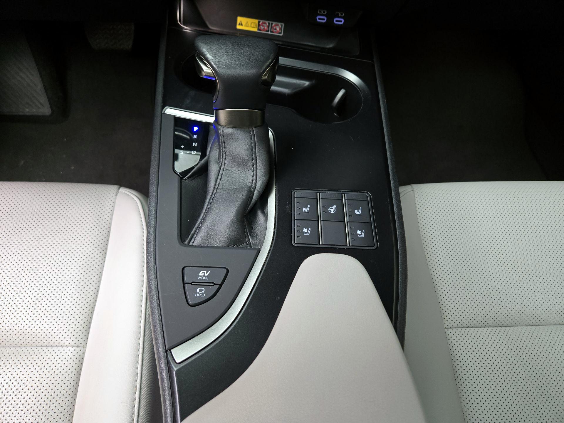 Thumbnail: 2023 Lexus UX - 17