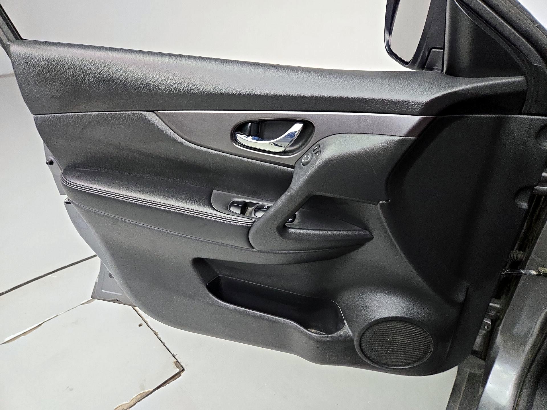 Thumbnail: 2016 Nissan Rogue - 12