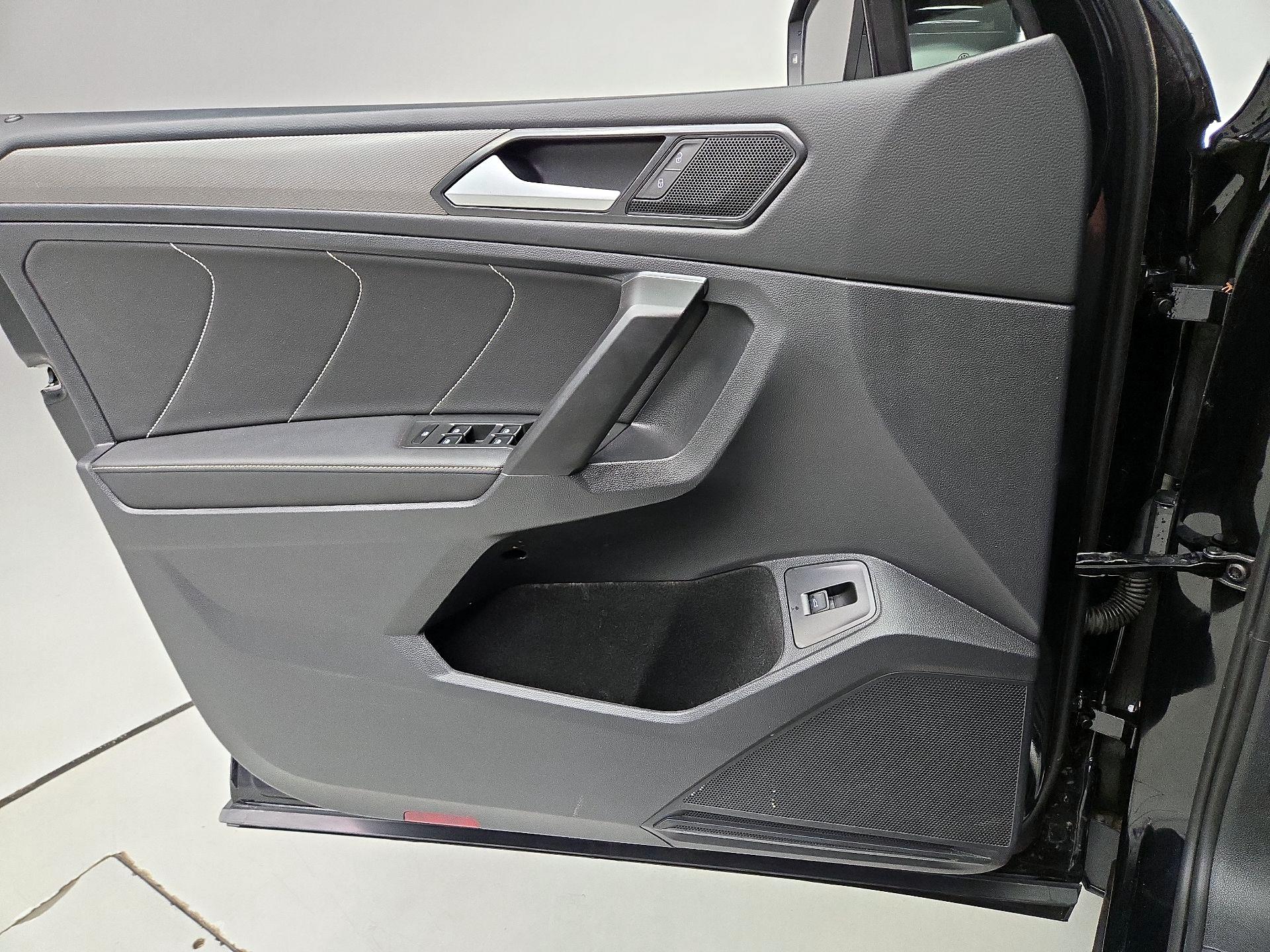 Thumbnail: 2023 Volkswagen Tiguan - 12