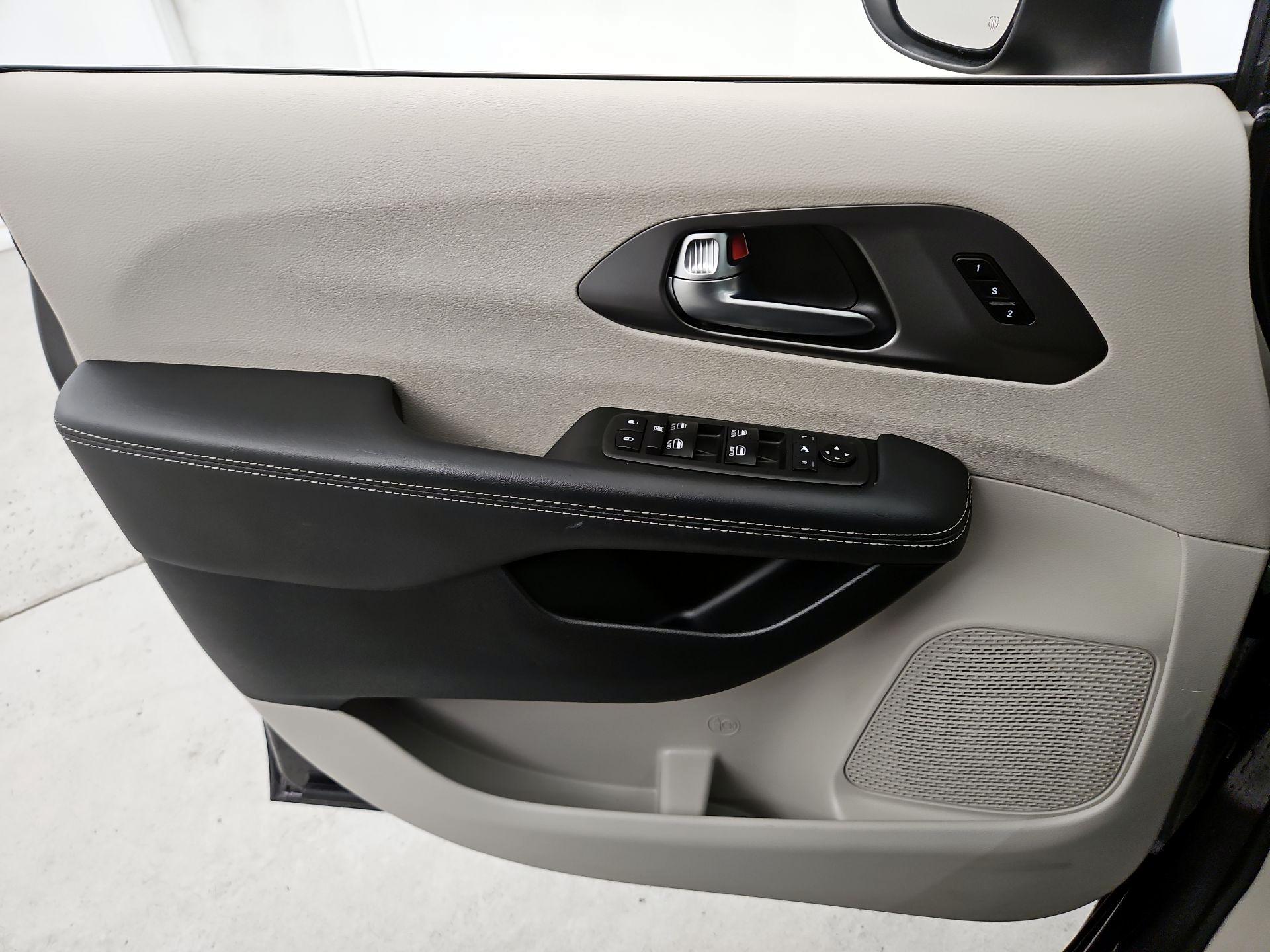 Thumbnail: 2023 Chrysler Pacifica - 12