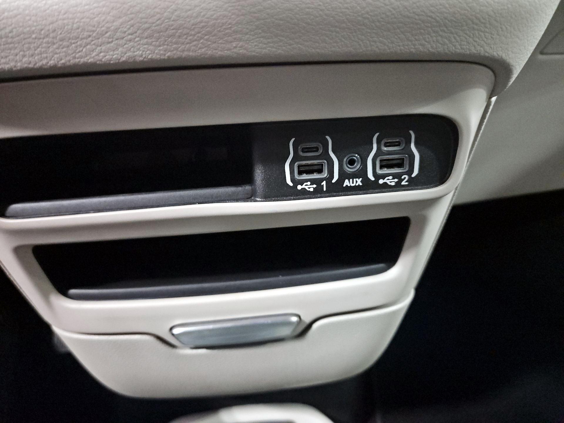 Thumbnail: 2023 Chrysler Pacifica - 18