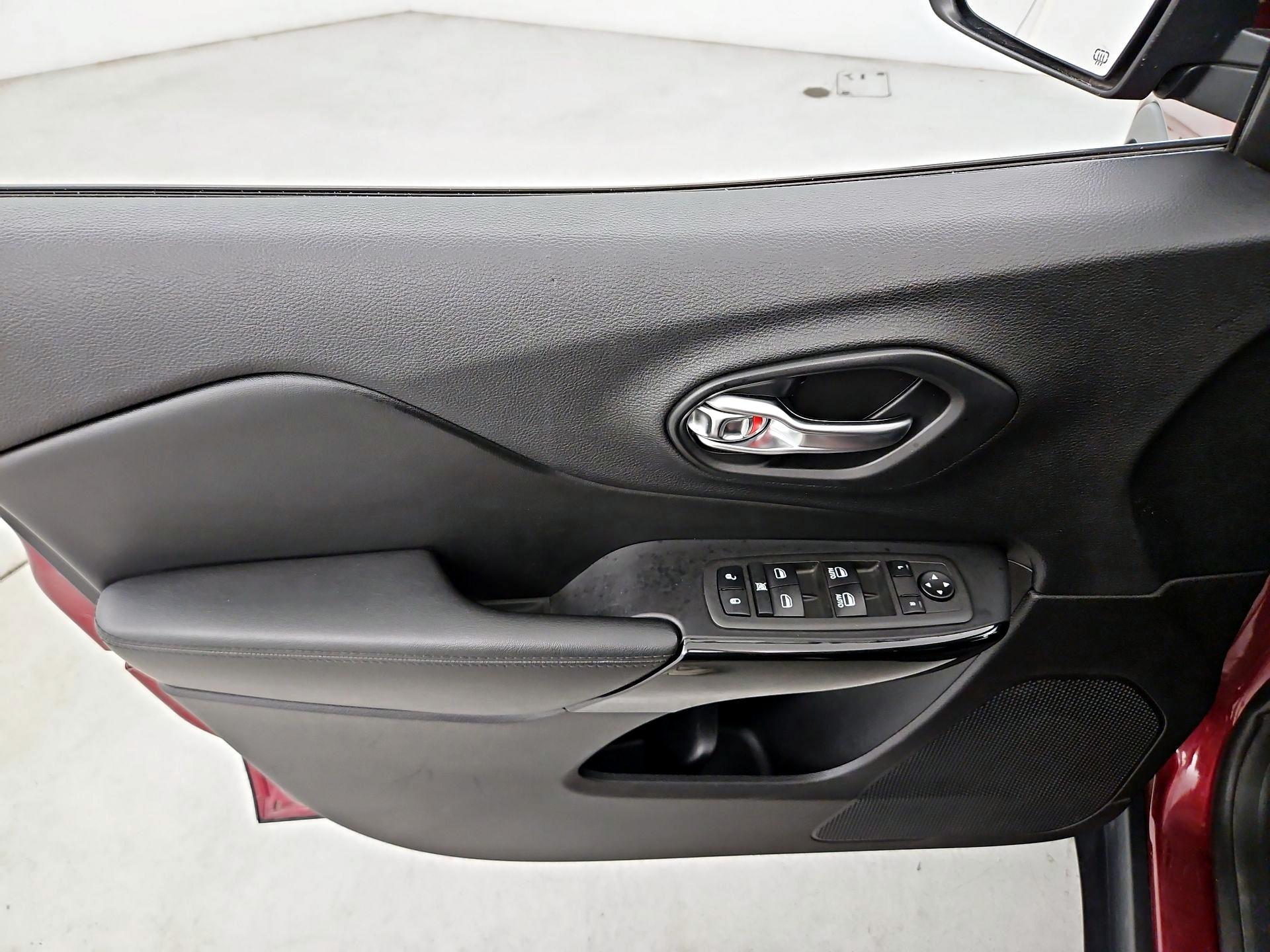 Thumbnail: 2021 Jeep Cherokee - 12