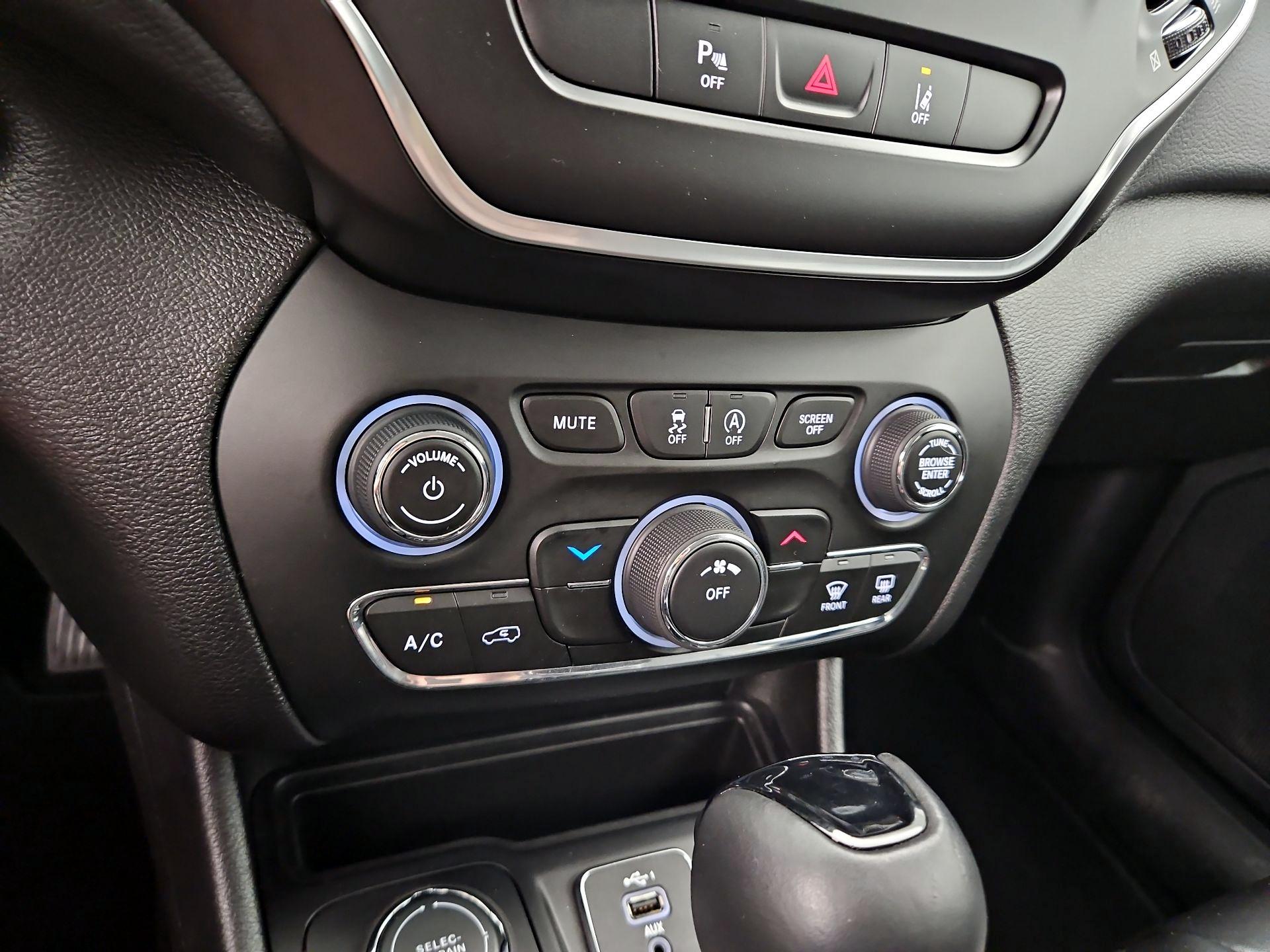 Thumbnail: 2021 Jeep Cherokee - 16