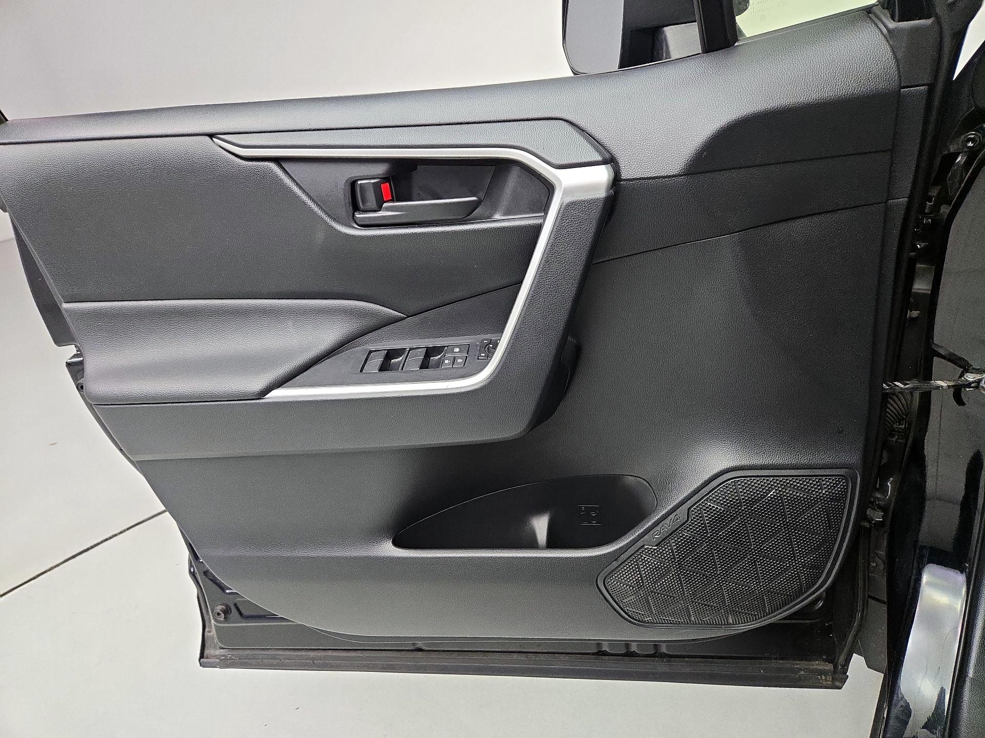 Thumbnail: 2019 Toyota RAV4 - 12