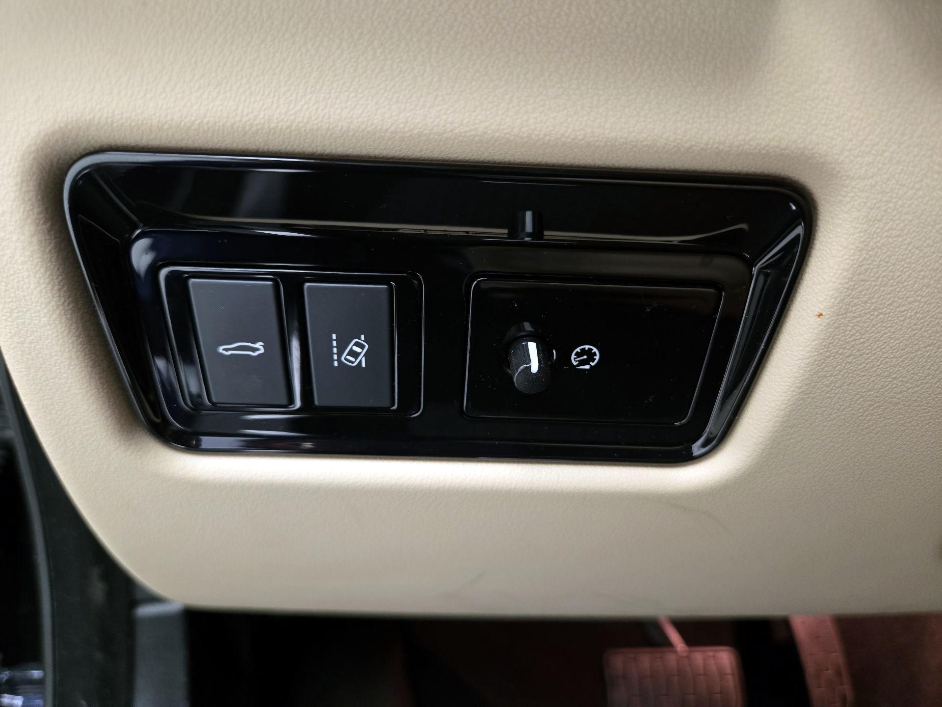 Thumbnail: 2018 Jaguar XE - 13