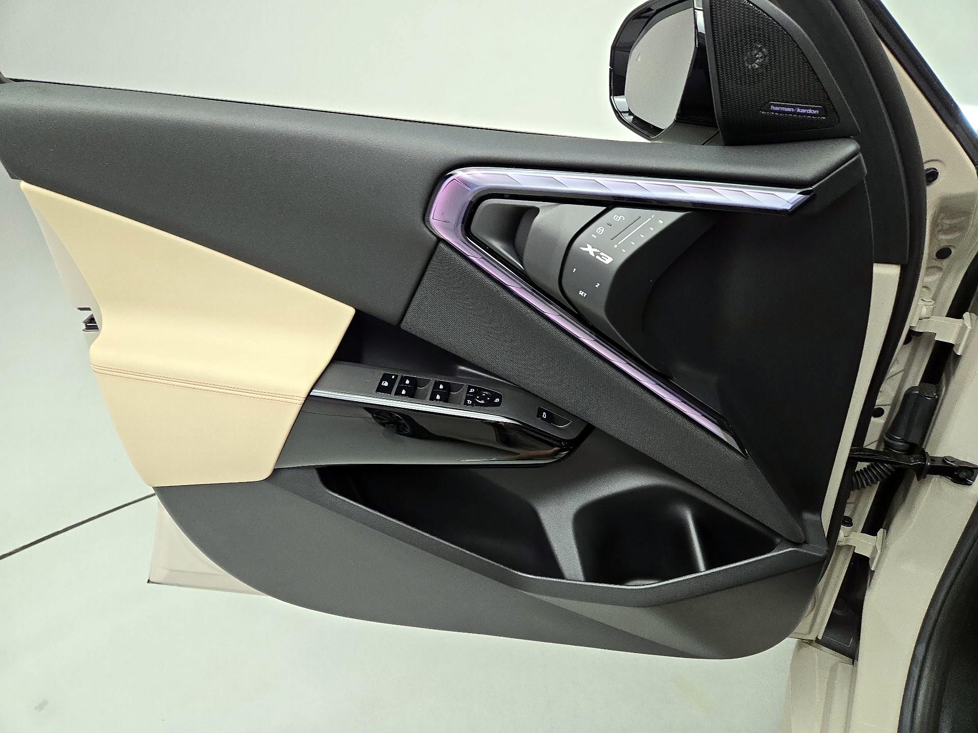 Thumbnail: 2025 BMW X3 - 12