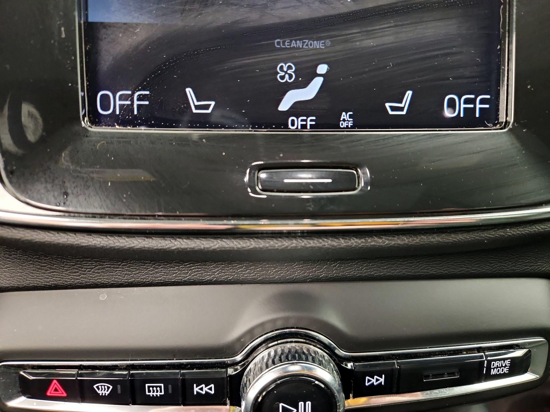 Thumbnail: 2020 Volvo XC40 - 16