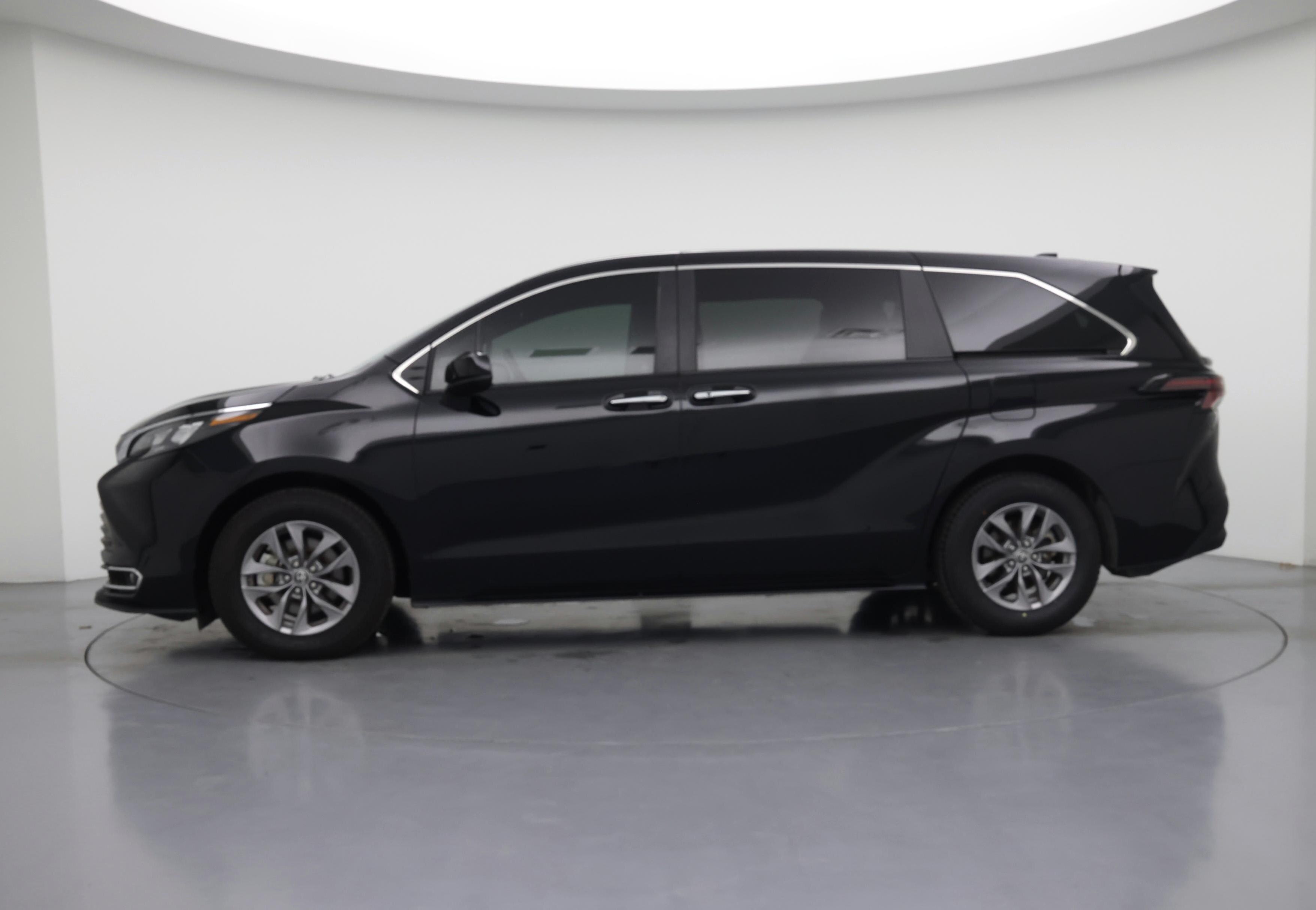 Thumbnail: 2024 Toyota Sienna - 3