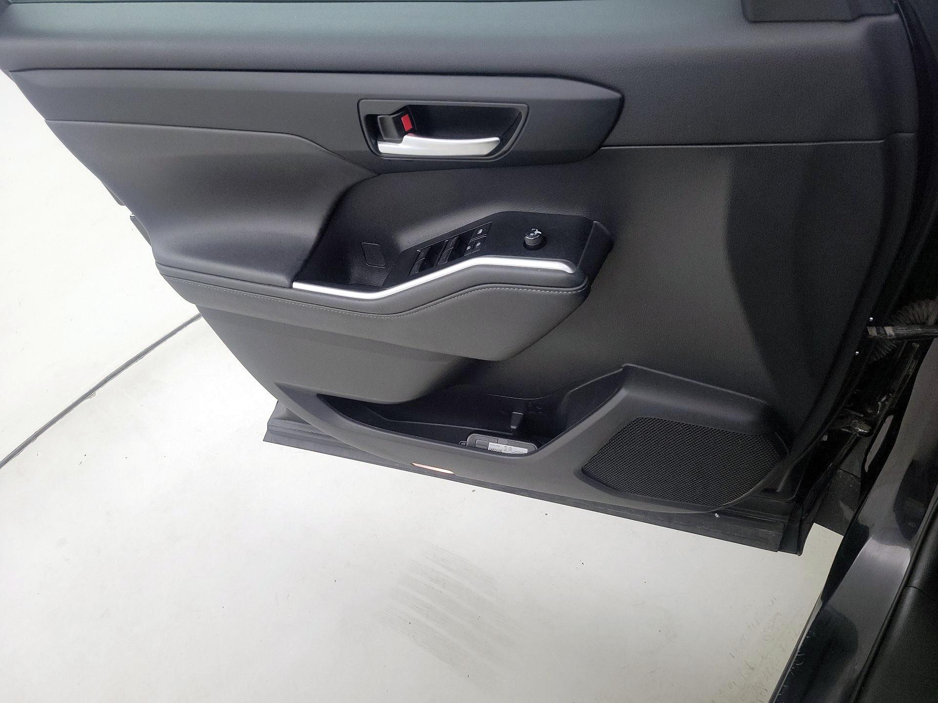 Thumbnail: 2021 Toyota Highlander - 12